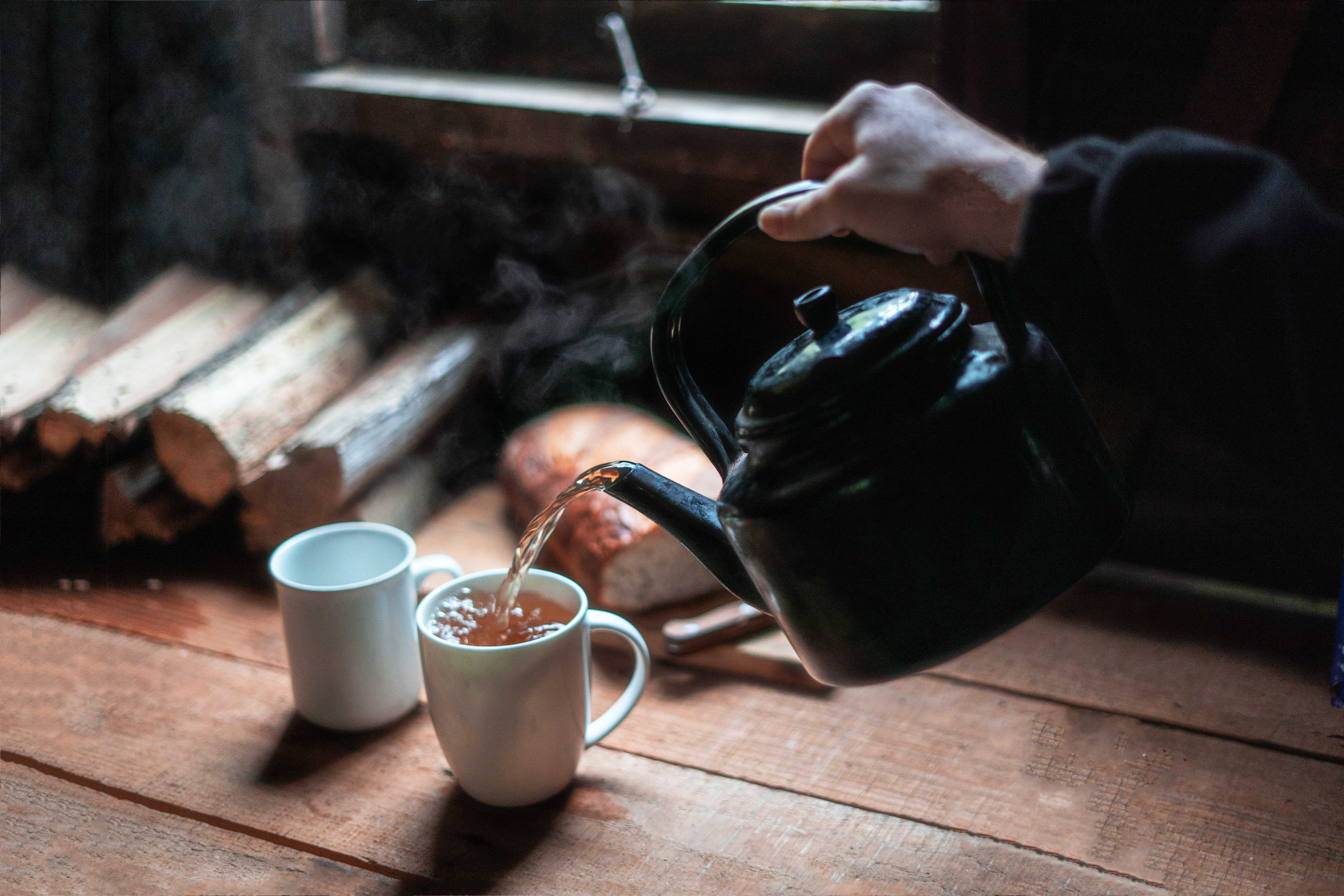  Phillip welcomed the man into his home, made him a cup of tea, and served him | Source: Pexels