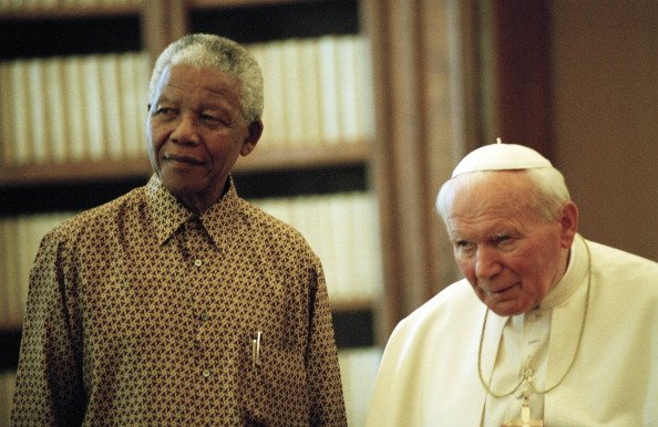 Nelson Mandela se encuentra con el Papa Juan Pablo II durante una audiencia privada en la biblioteca privada del Pontífice dentro del Palacio Apostólico el 18 de junio de 1998 en la Ciudad del Vaticano, Vaticano. | Fuente: Getty Images Nelson Mandela se encuentra con el Papa Juan Pablo II durante una audiencia privada en la biblioteca privada del Pontífice dentro del Palacio Apostólico el 18 de junio de 1998 en la Ciudad del Vaticano, Vaticano. | Fuente: Getty Images