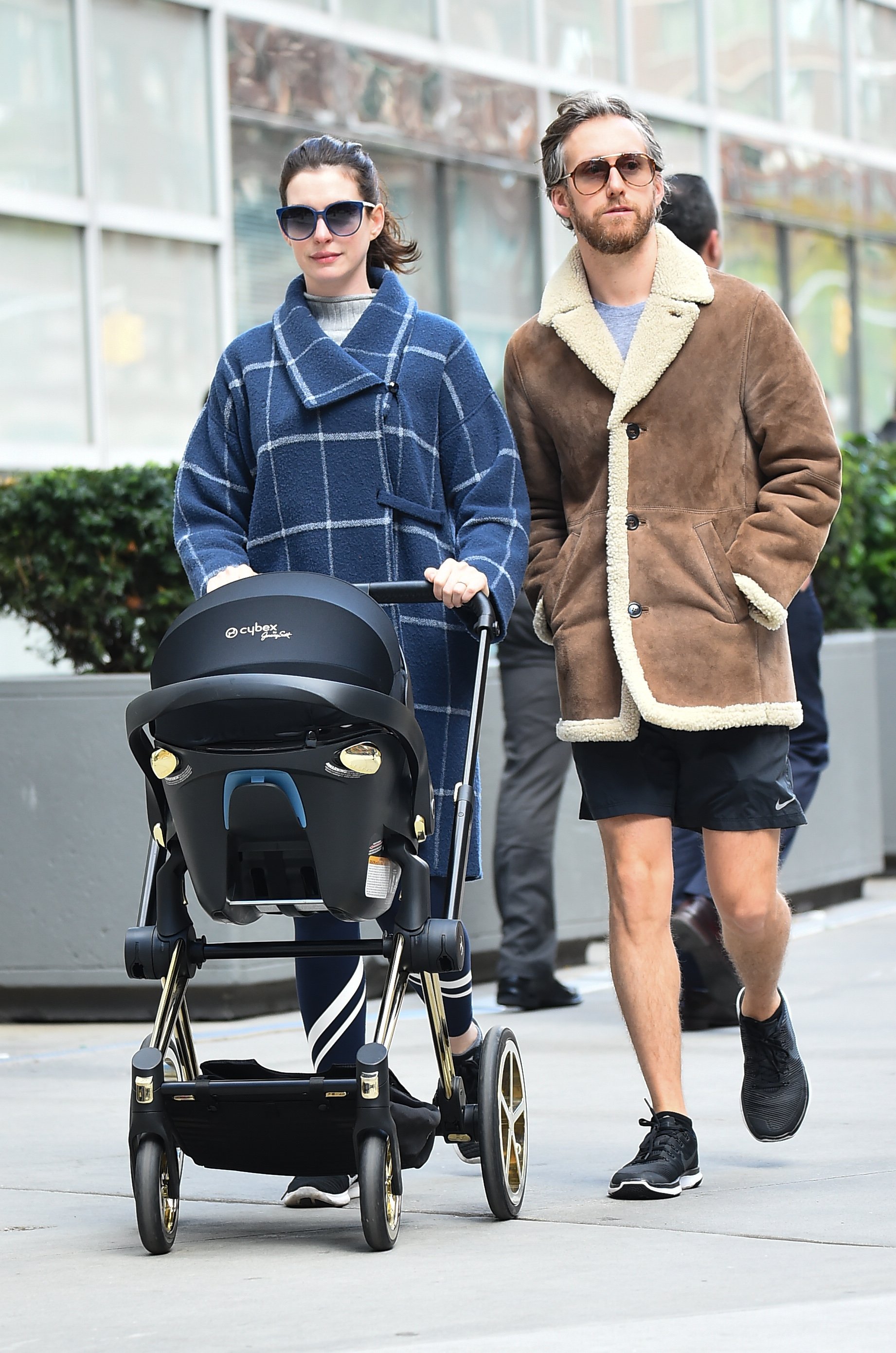 Anne Hathaway and Adam Shulman are seen walking with their son, Jonathan Rosebanks, in Midtown on October 24, 2016, in New York City | Source: Getty Images