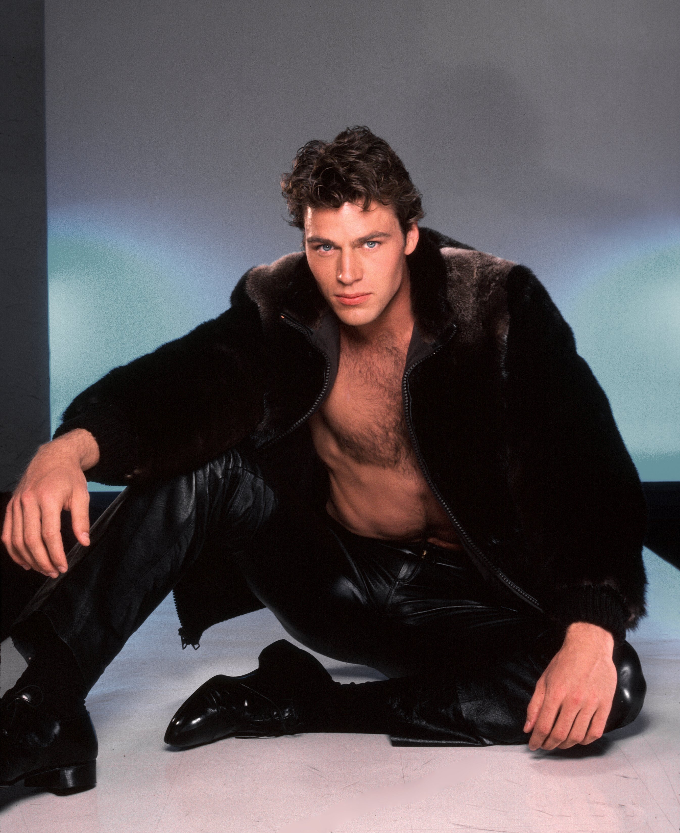 on-Erik Hexum poses for a portrait in 1984. | Source: Getty Images