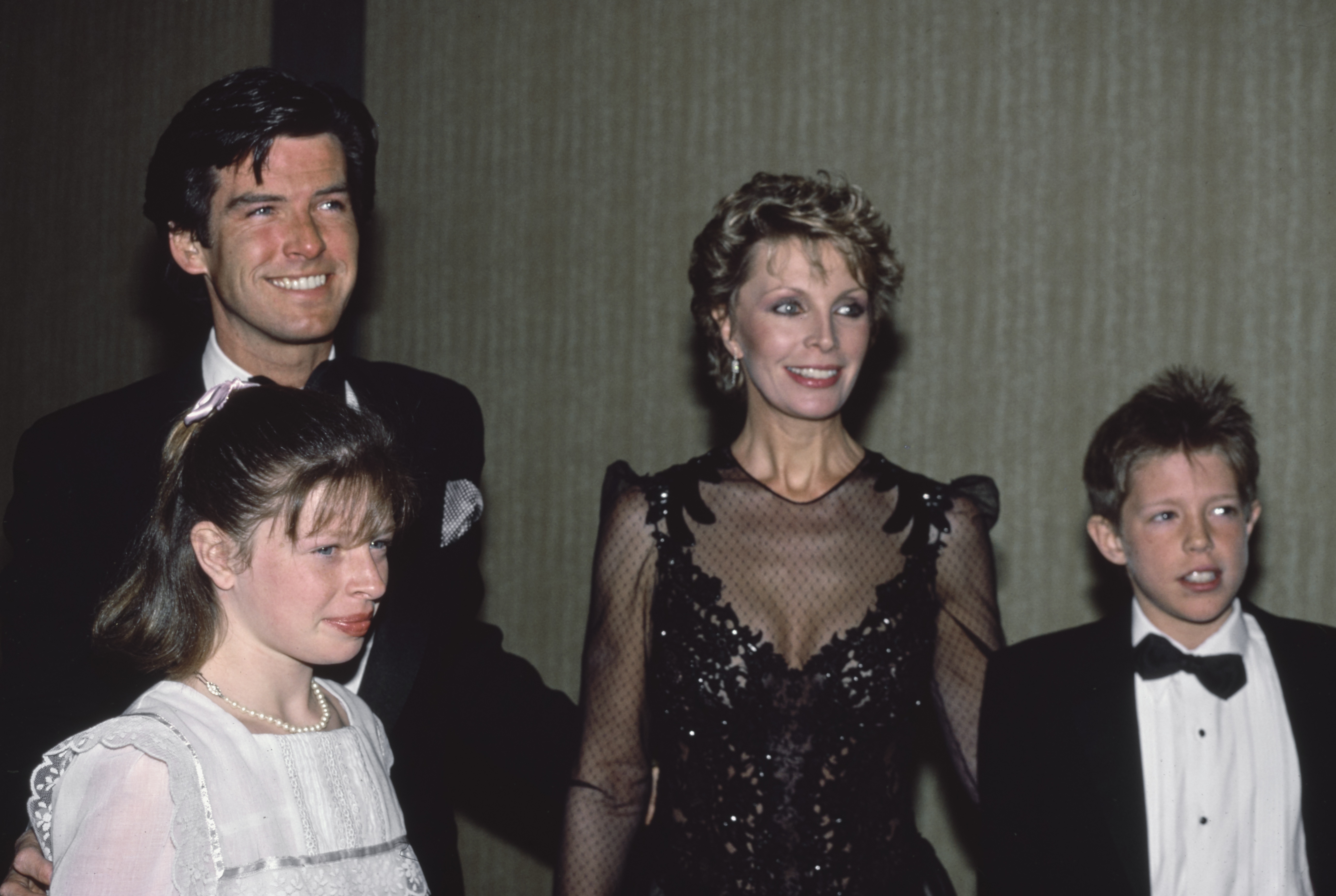 Pierce Brosnan with his late wife Cassandra Harris and their children Charlotte Harris and Christopher in Los Angeles in 1985 | Source: Getty Images,