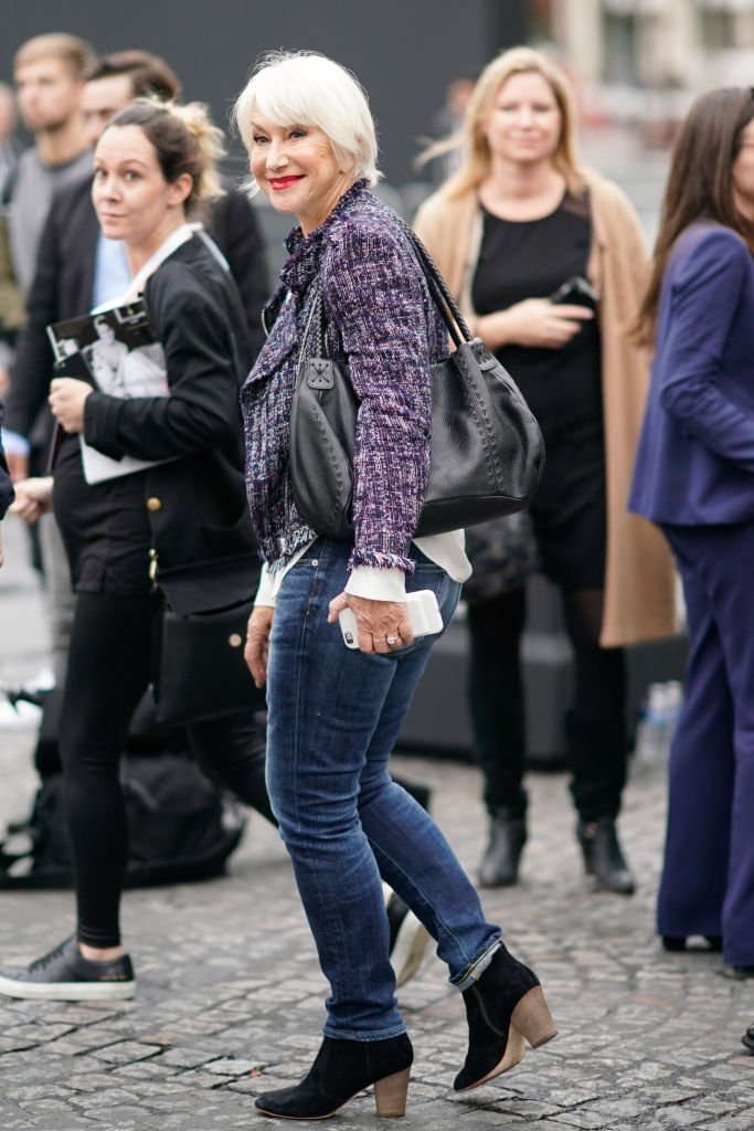 Helen Mirren lleva una chaqueta blazer, pantalones en tonos retro y asiste a la semana de la moda de París, el 1 de octubre de 2017. | Foto: Getty Images