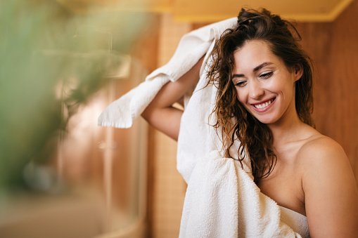 Une femme sèche brièvement ses cheveux | Sources : Pixabay 