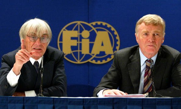 Formel-1-Boss Bernie Ecclestone (L) und FIA-Präsident Max Mosley sprechen während einer Pressekonferenz in West-London am 28. Oktober 2002 zu den Medien | Quelle: Getty Images