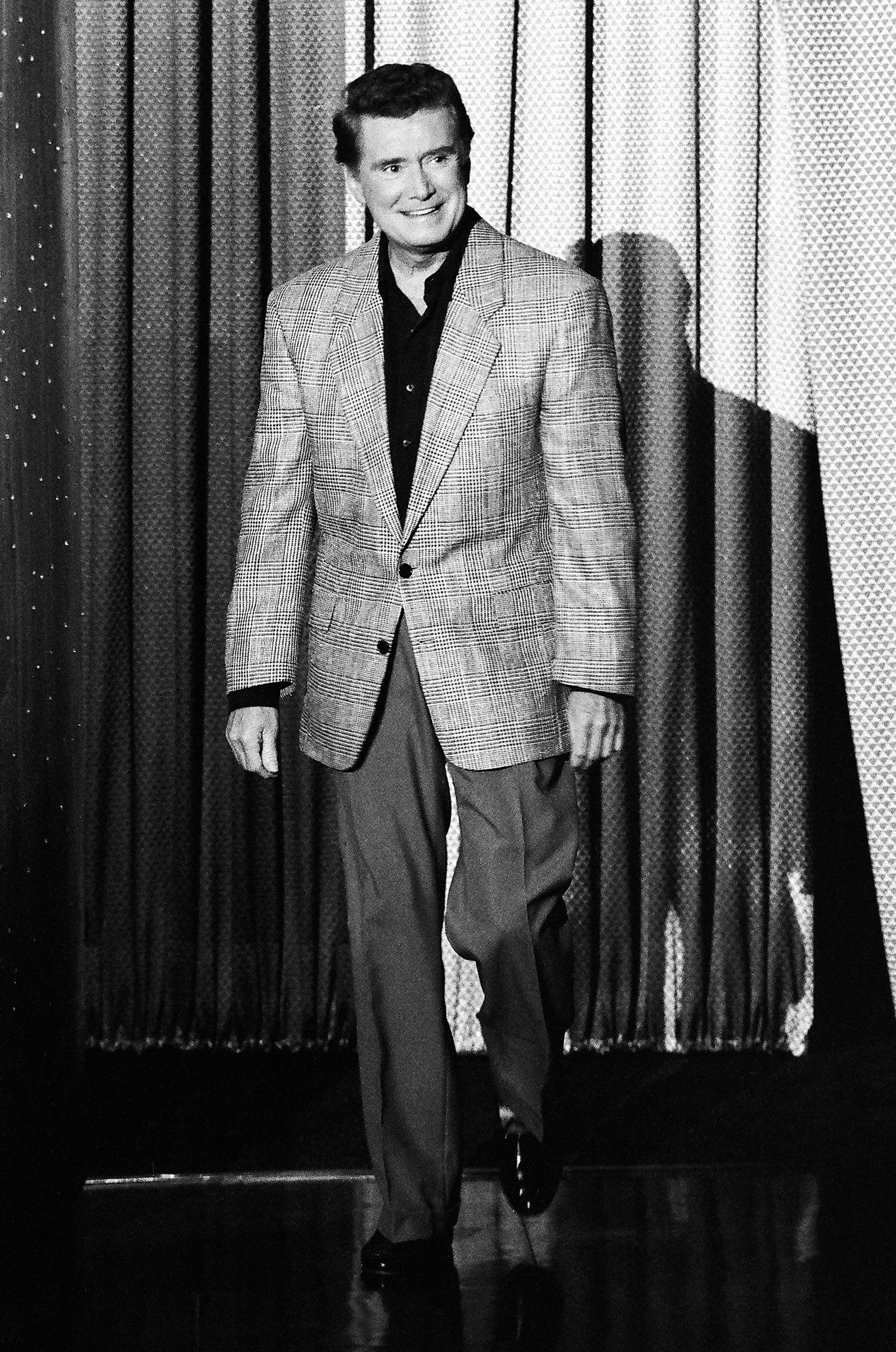 Regis Philbin arriving "The Tonight Show Starring Johnny Carson" on September 19, 1990 | Source: Getty Images