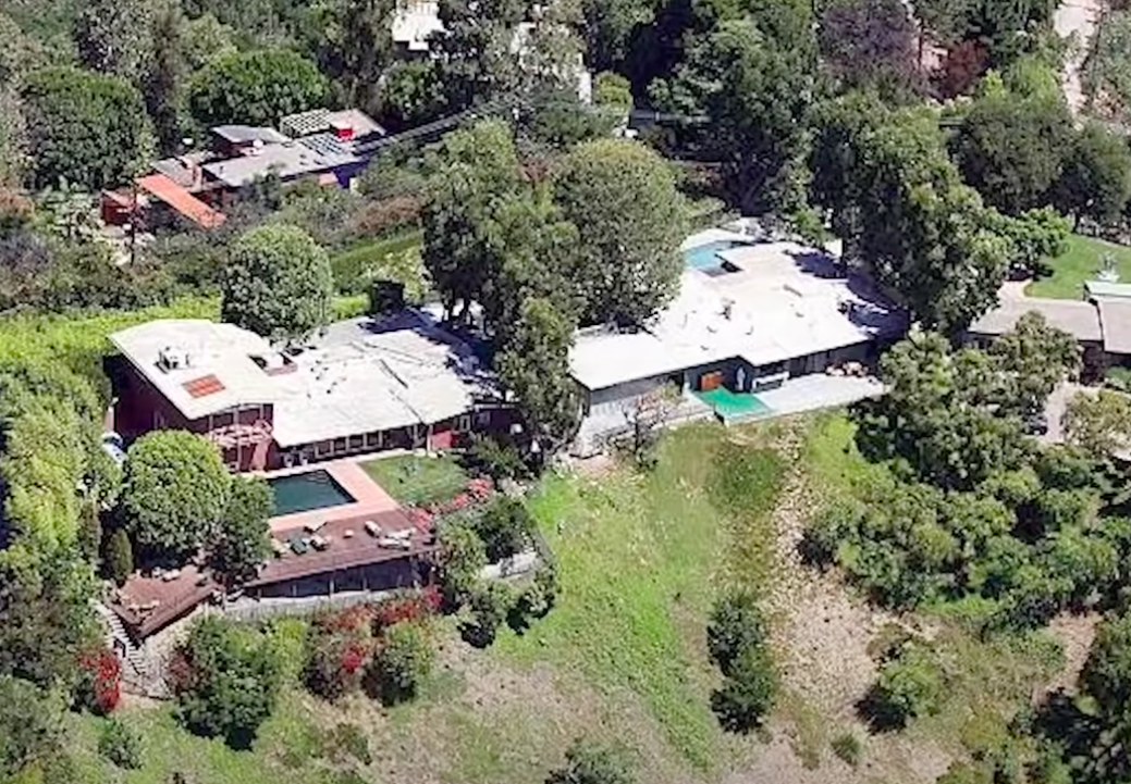 Ein anderer Blickwinkel auf Jack Nicholsons Mulholland Drive-Villa in Los Angeles 2022 | Quelle: Youtube/Famous Entertainment