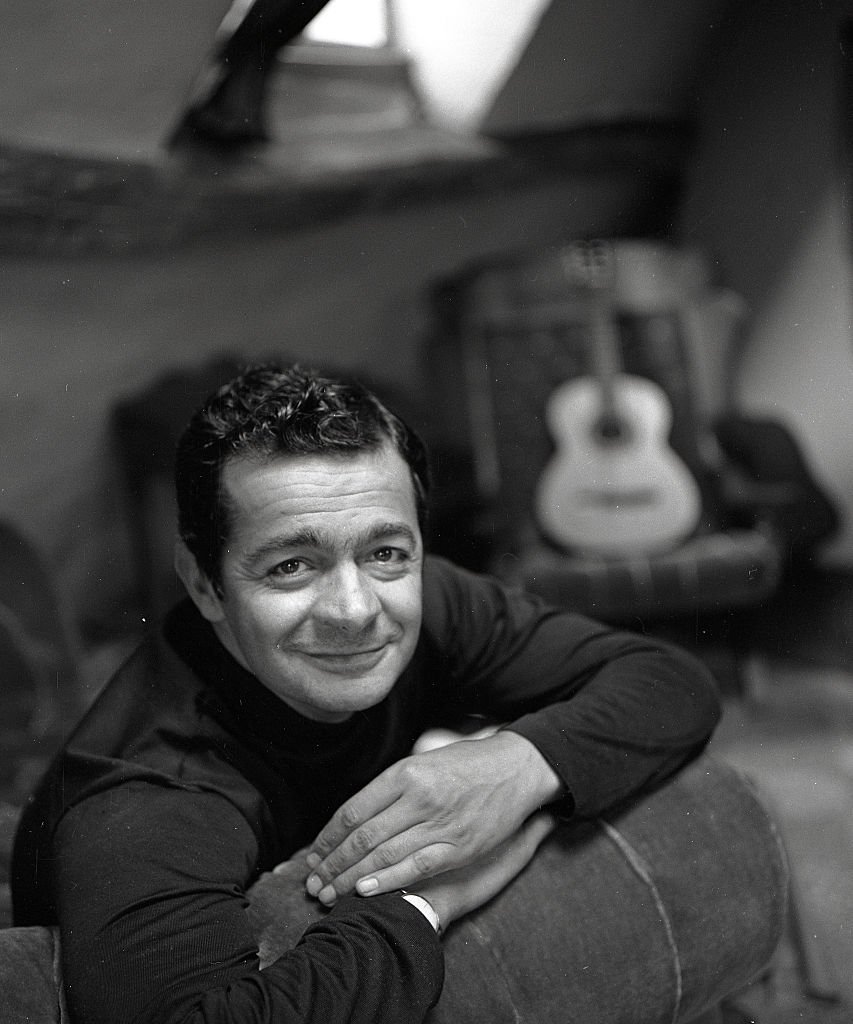 Le chanteur Serge Regianni souriant. | Photo : Getty image