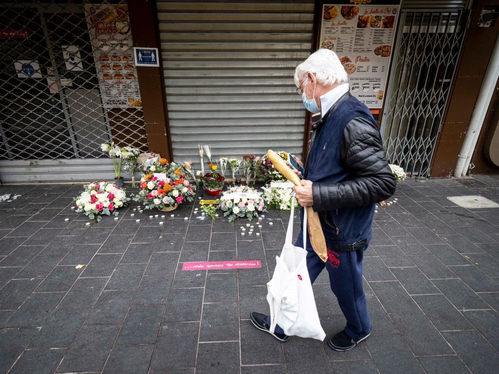U un passant devant le memorial de Nice I photo: Getty Images