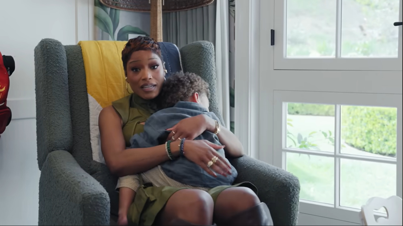 Palmer holds her sleepy toddler, carefully avoiding the word "nap" to prevent a sudden burst of energy. | Source: YouTube/@Archdigest
