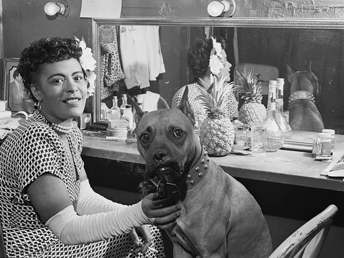 Billie Holiday and her dog Mister Dog, backstage in 1946. | Photo: Wikimedia Commons