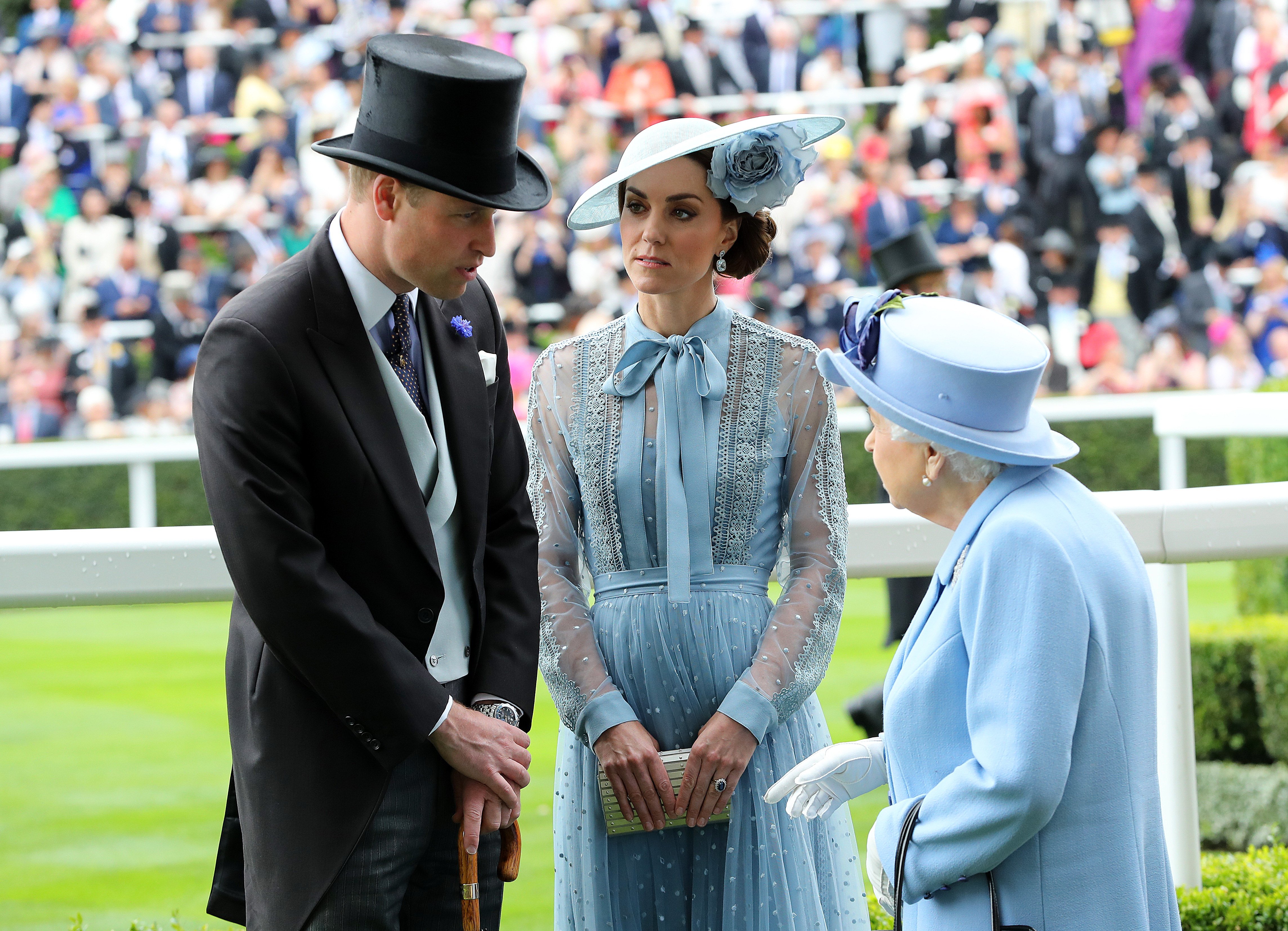 Queen Elizabeth, Prince William and Kate Middleton having a conversation in Ascot England 2019. | Source: Getty Images