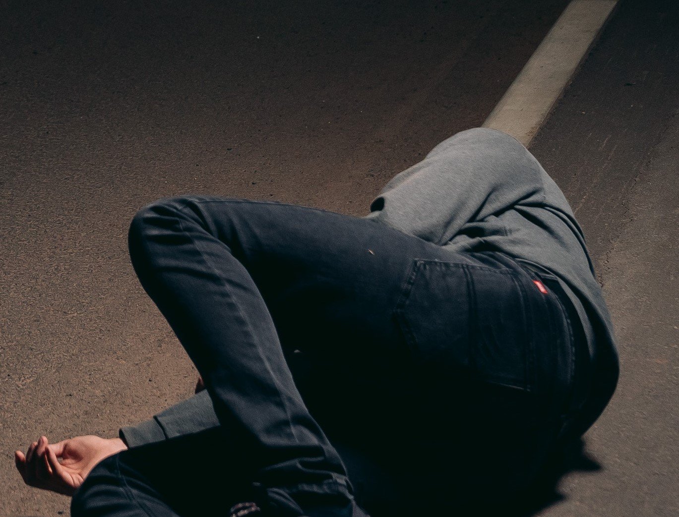 Hombre tendido en el pavimento. | Foto: Pexels