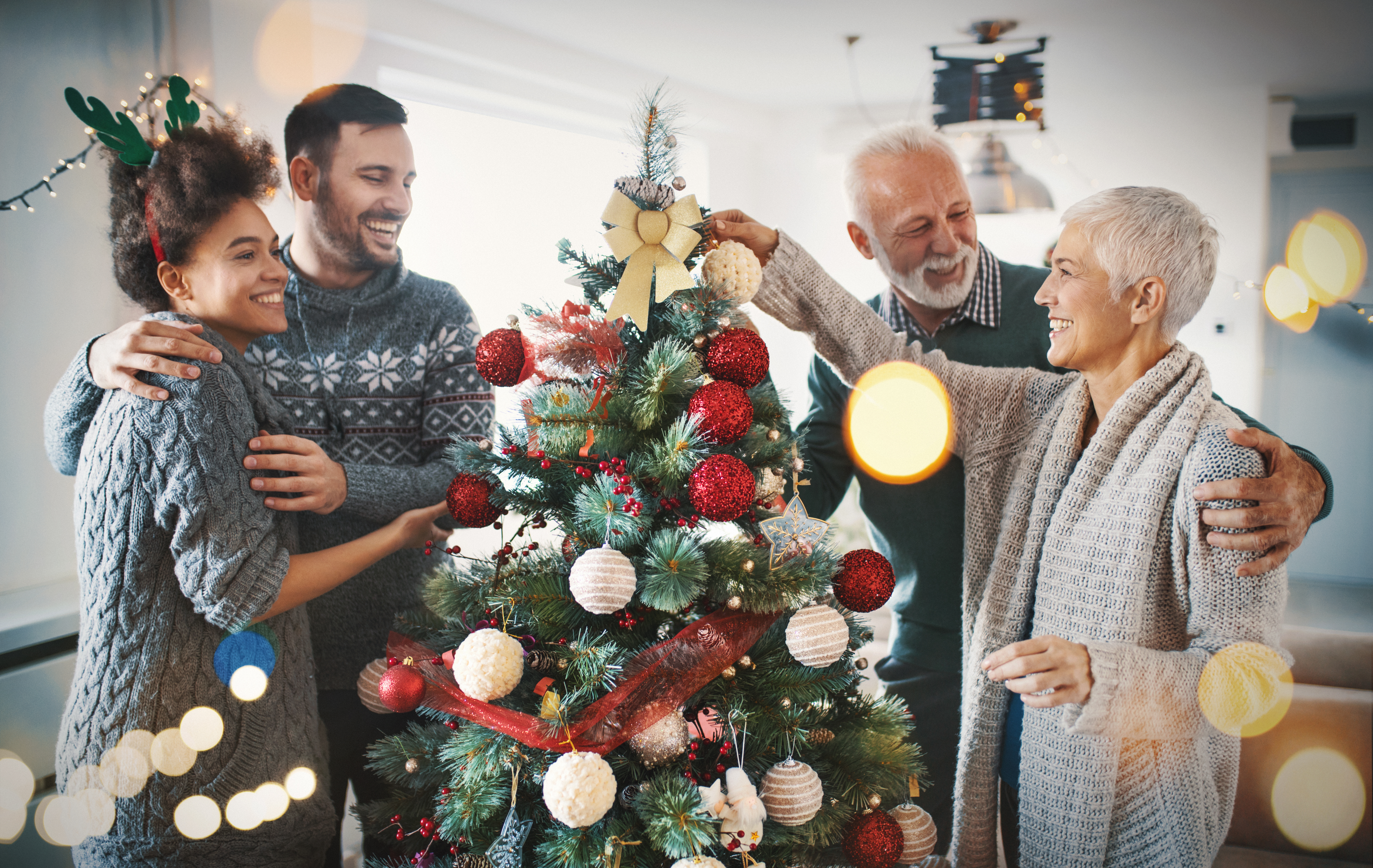 Couple de personnes âgées en famille à Noël | Source : Getty Images