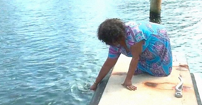 Joyce Bacon pictured finding the bottle with a message in the sea. | Source: youtube.com/Ivanhoe Web