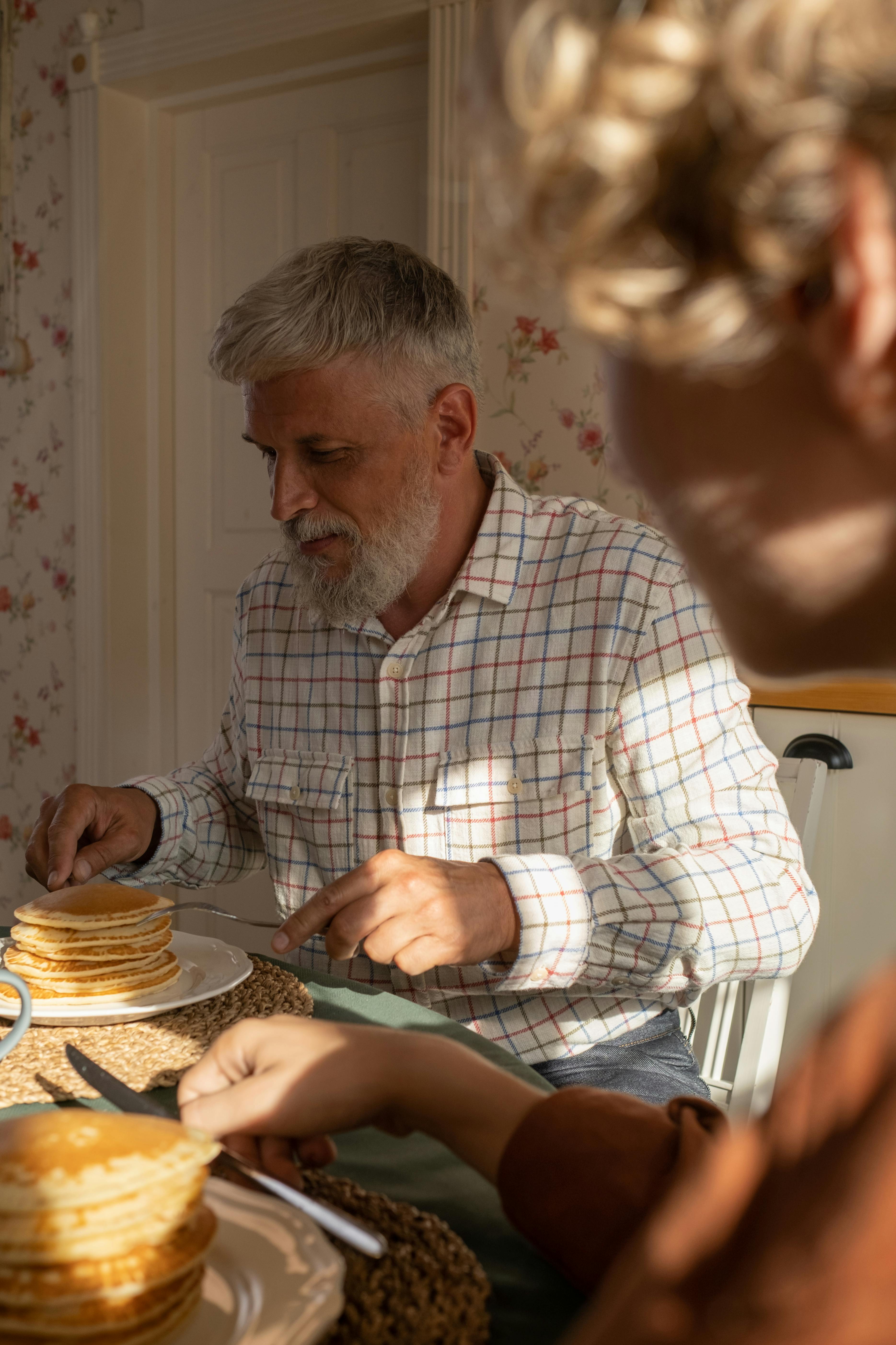 An older man eating his breakfast | Source: Pexels