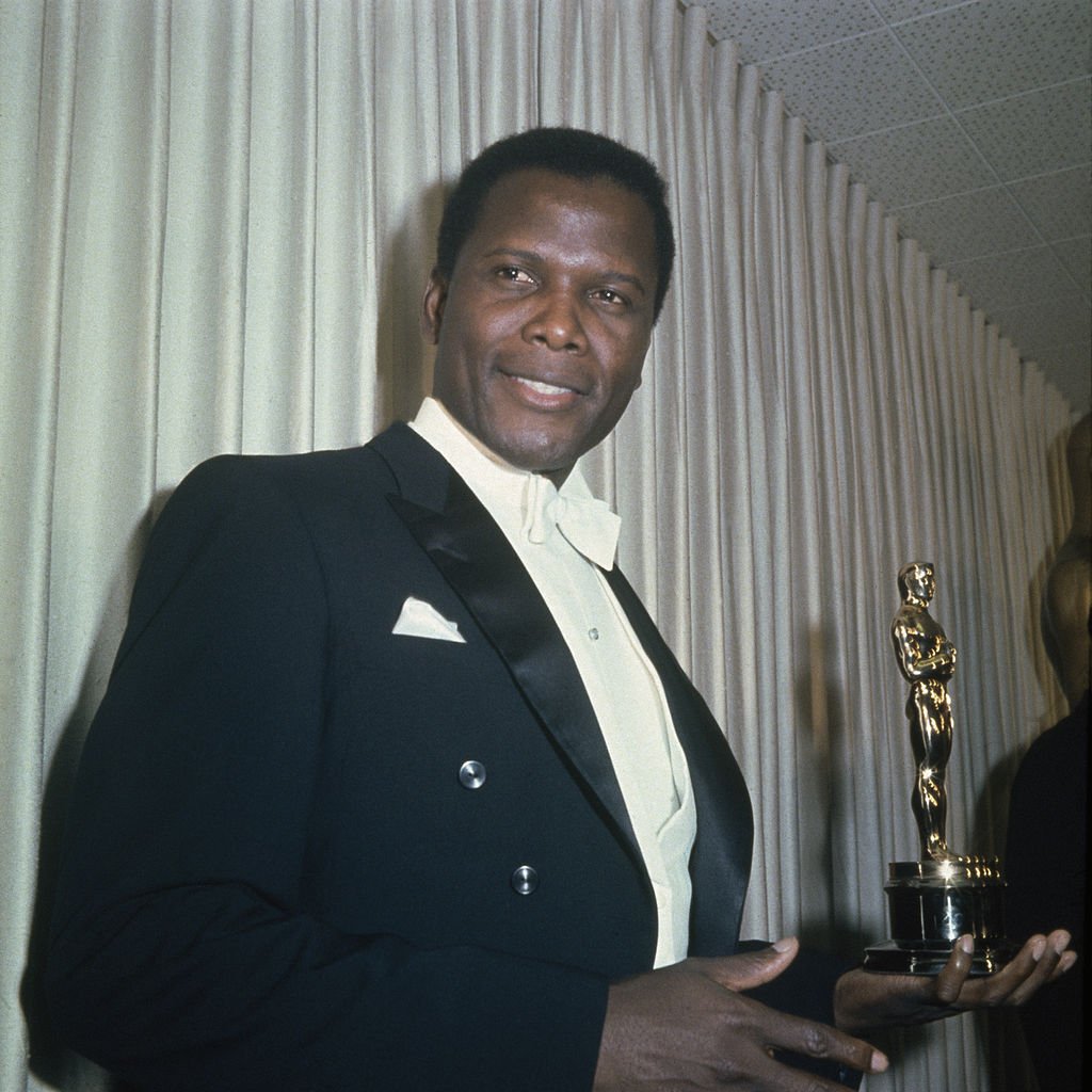 Sidney Poitier holding his Academy Award for Best Actor in a Leading Role for "Lilies Of The Field" in 1964. | Photo: Getty Images