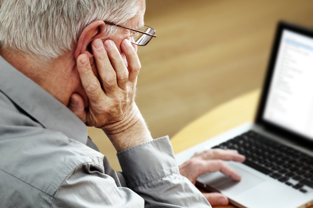 Anciano utilizando una computadora portátil. | Foto: Shutterstock