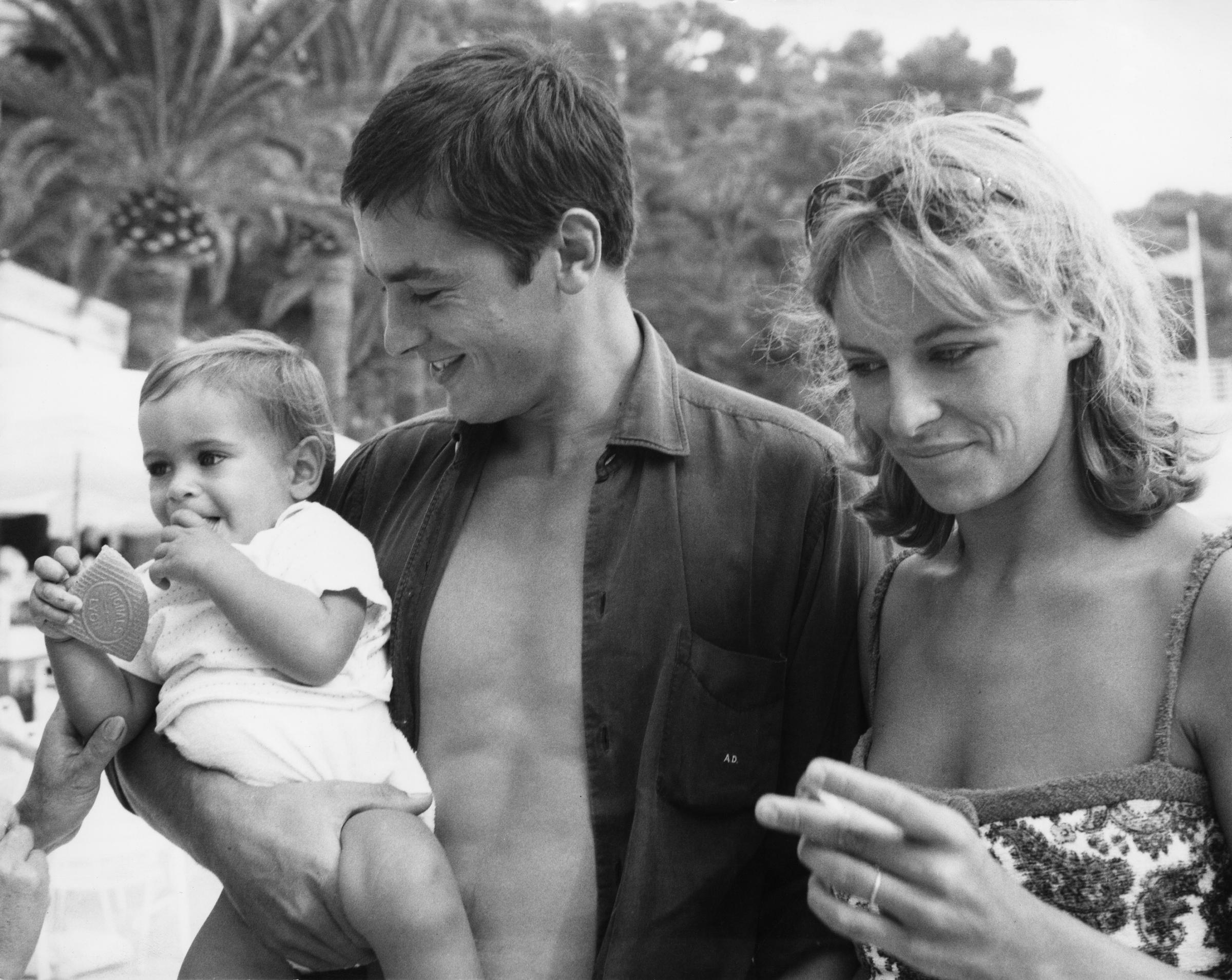 Alain and Nathalie Delon with Anthony in Monte Carlo on August 15, 1965. | Source: Getty Images