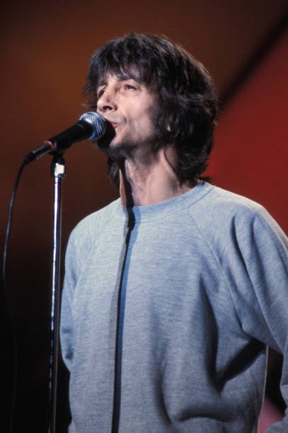 Le célèbre chanteur Leny Escudero en pleine prestation | Sources : Getty Images