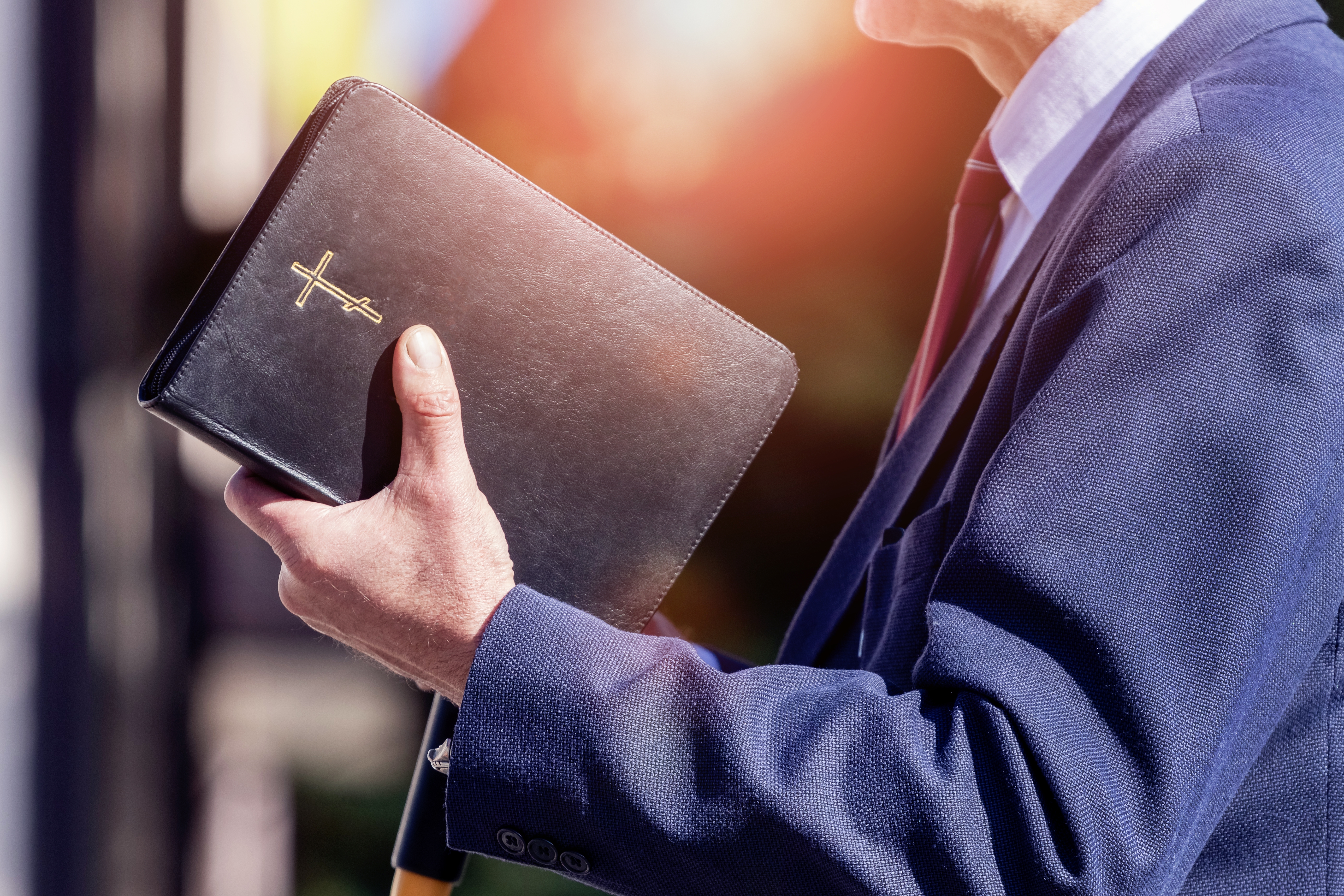 Foto de un hombre sosteniendo una Biblia. | Foto: Shutterstock