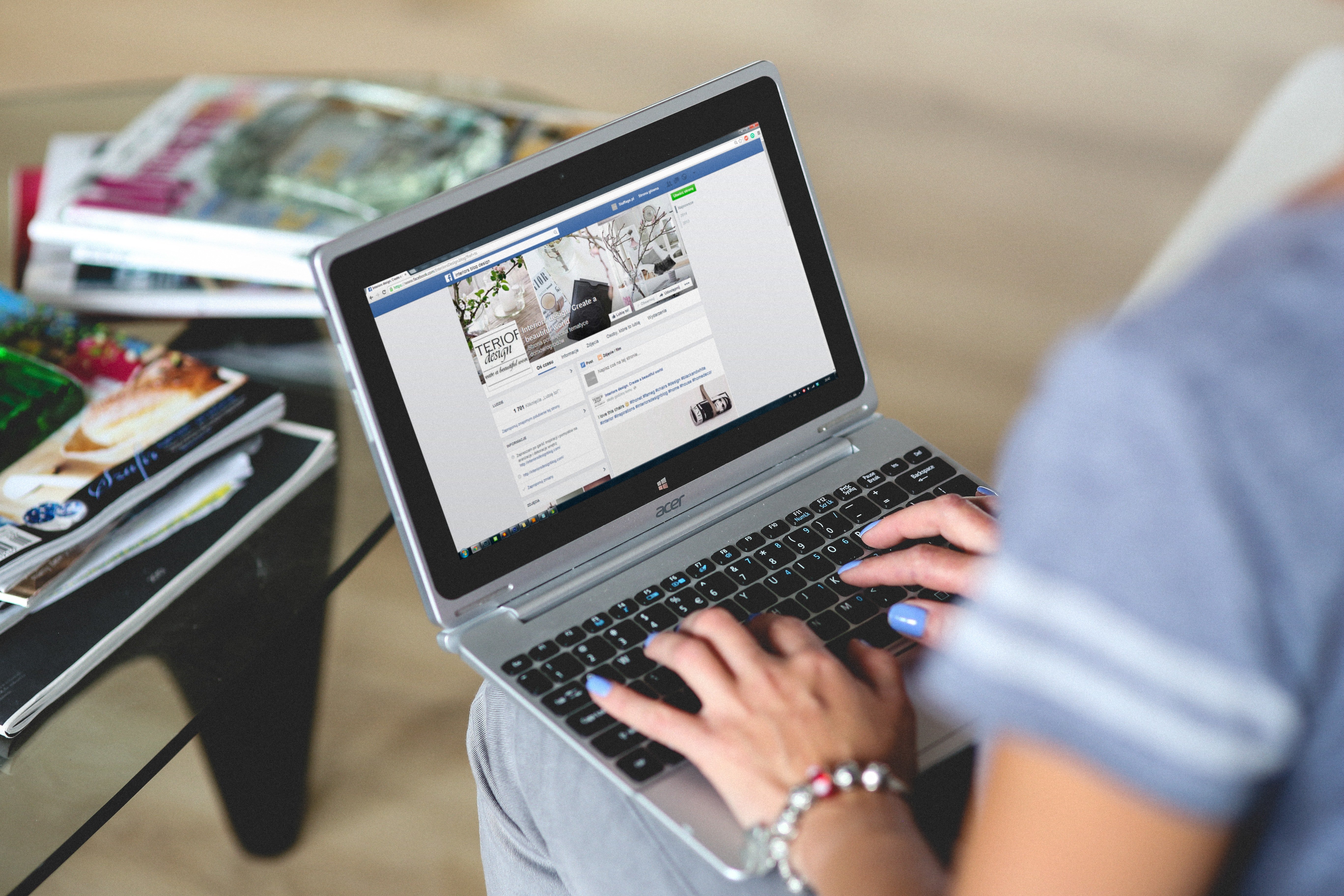 Mujer revisando Facebook en su laptop. | Foto: Pexels