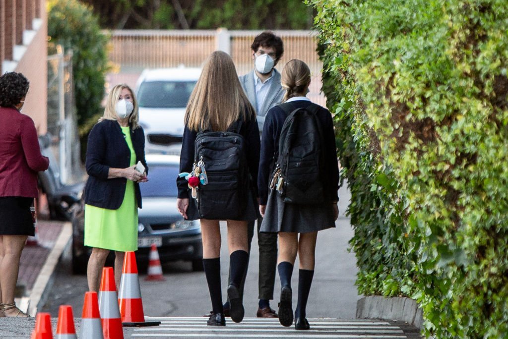 La princesa Leonor (derecha) y la infanta Sofía llegan al colegio Santa María de los Rosales el 11 de septiembre de 2020 en Madrid, España. | Foto: Getty Images