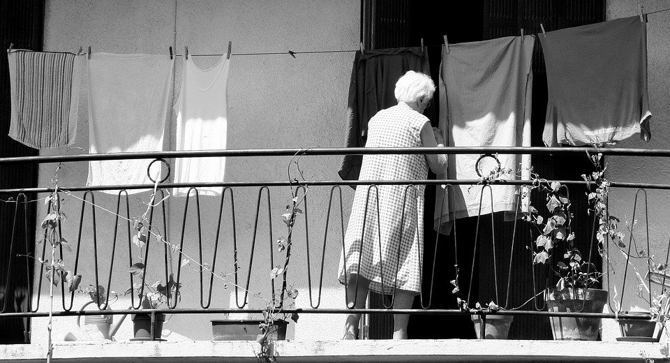 Abuela poniendo a secar la ropa| Foto: Pixabay