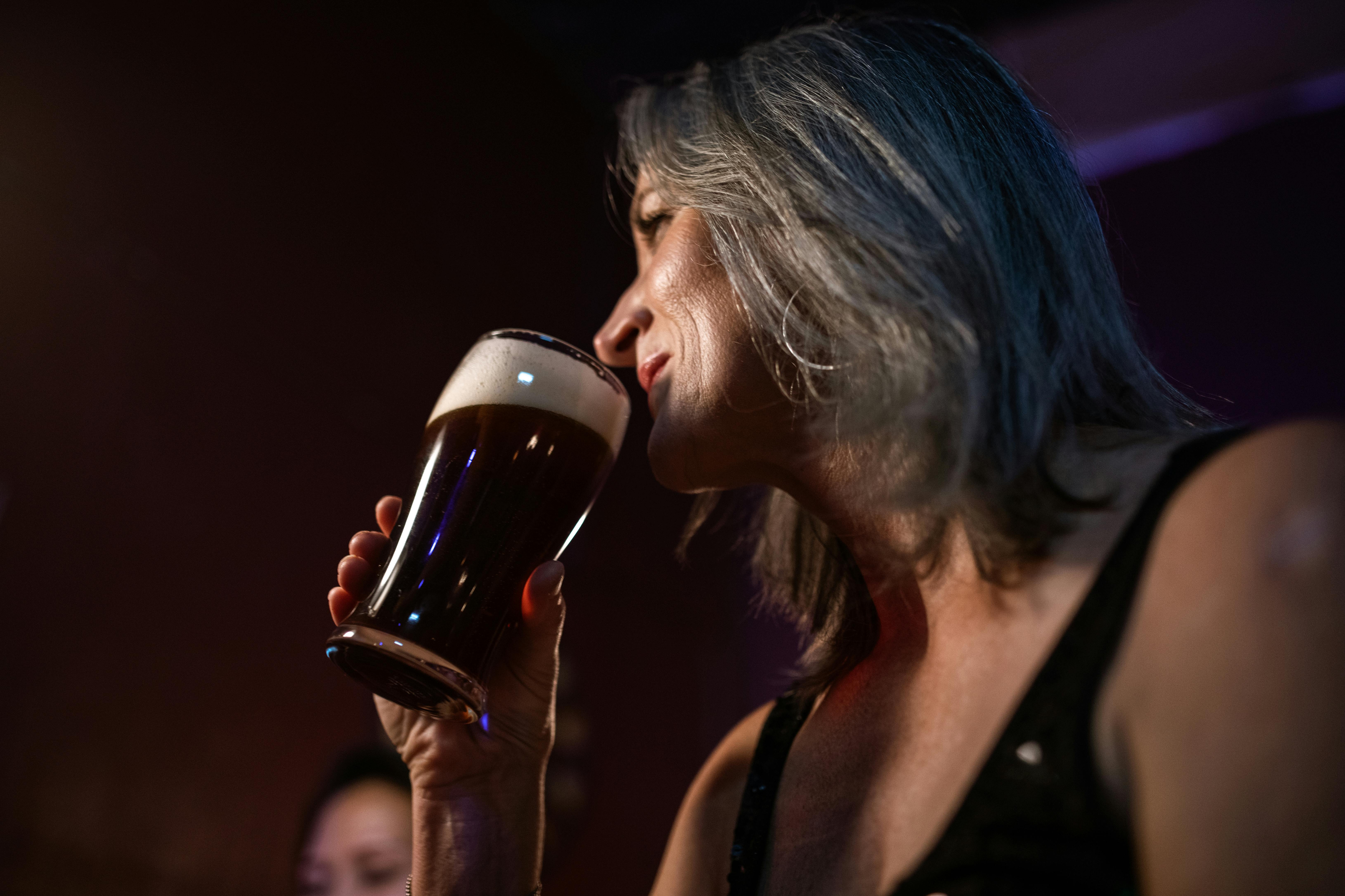 Alcohol consumption can influence weight, appetite, and long-term health outcomes. | Source: Pexels