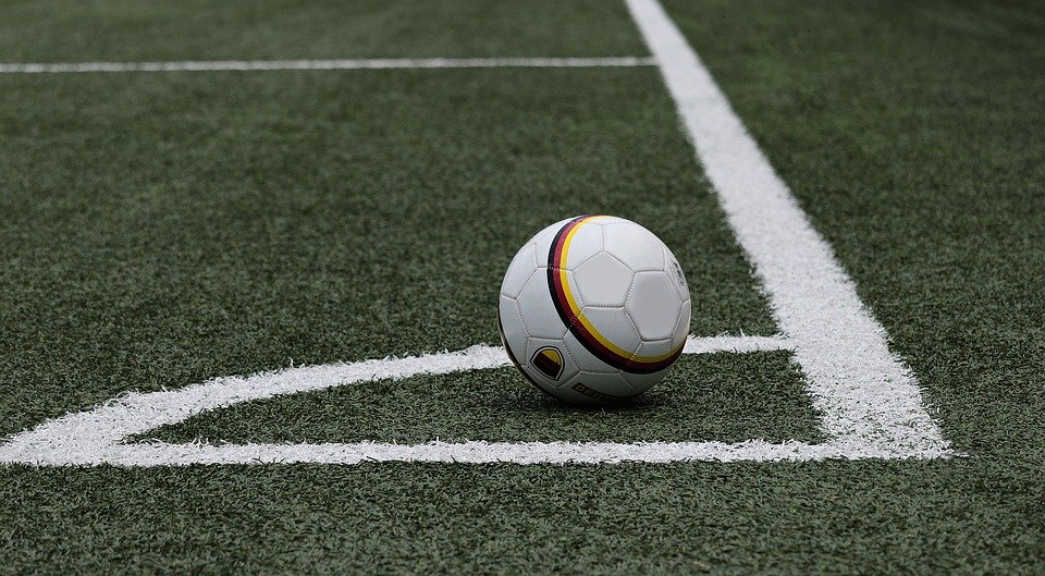 An empty soccer field with alone football. | Photo: pixabay.com