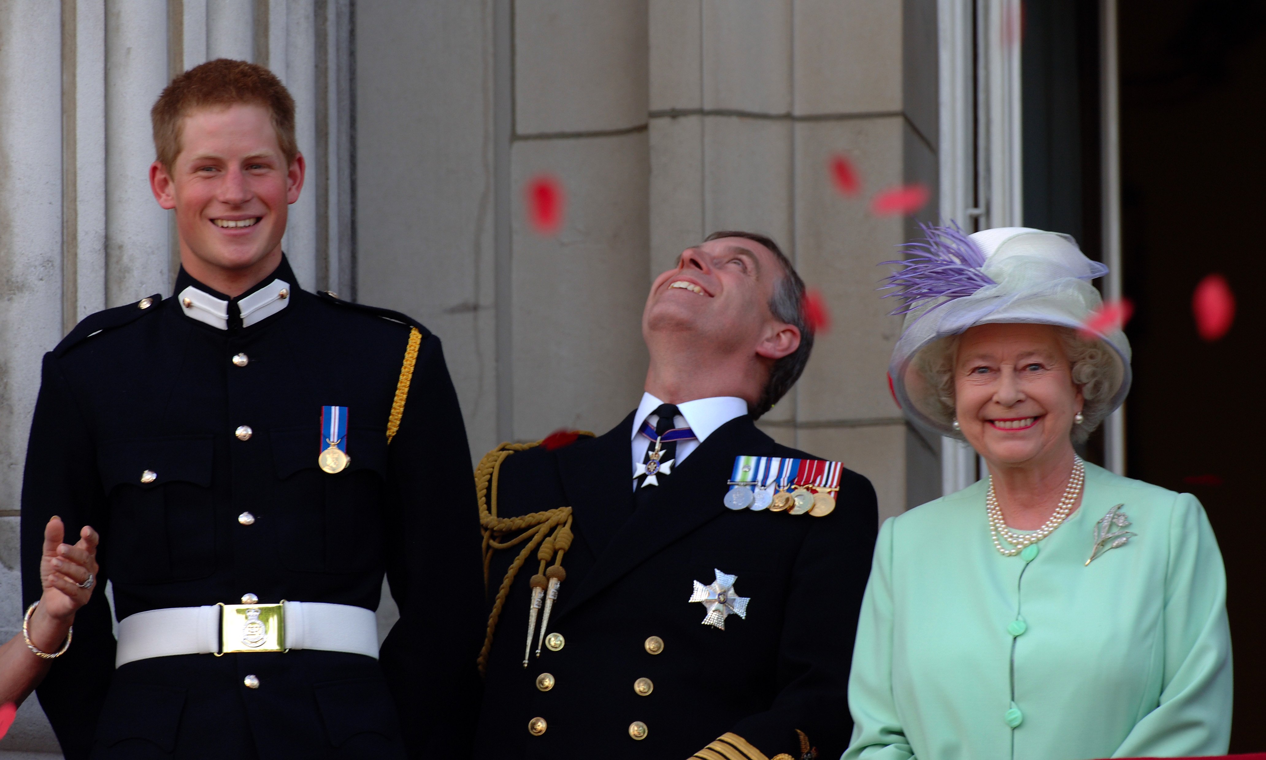 Prinz Harry, Prinz Andrew, Herzog von York, und Königin Elizabeth II., Die Königin, beobachten am Nationalen Gedenktag, dem 10. Juli 2005, in London vom Balkon des Buckingham Palast aus den Vorbeiflug über die Mall britischer und US-amerikanischer Flugzeuge | Quelle: Getty Images