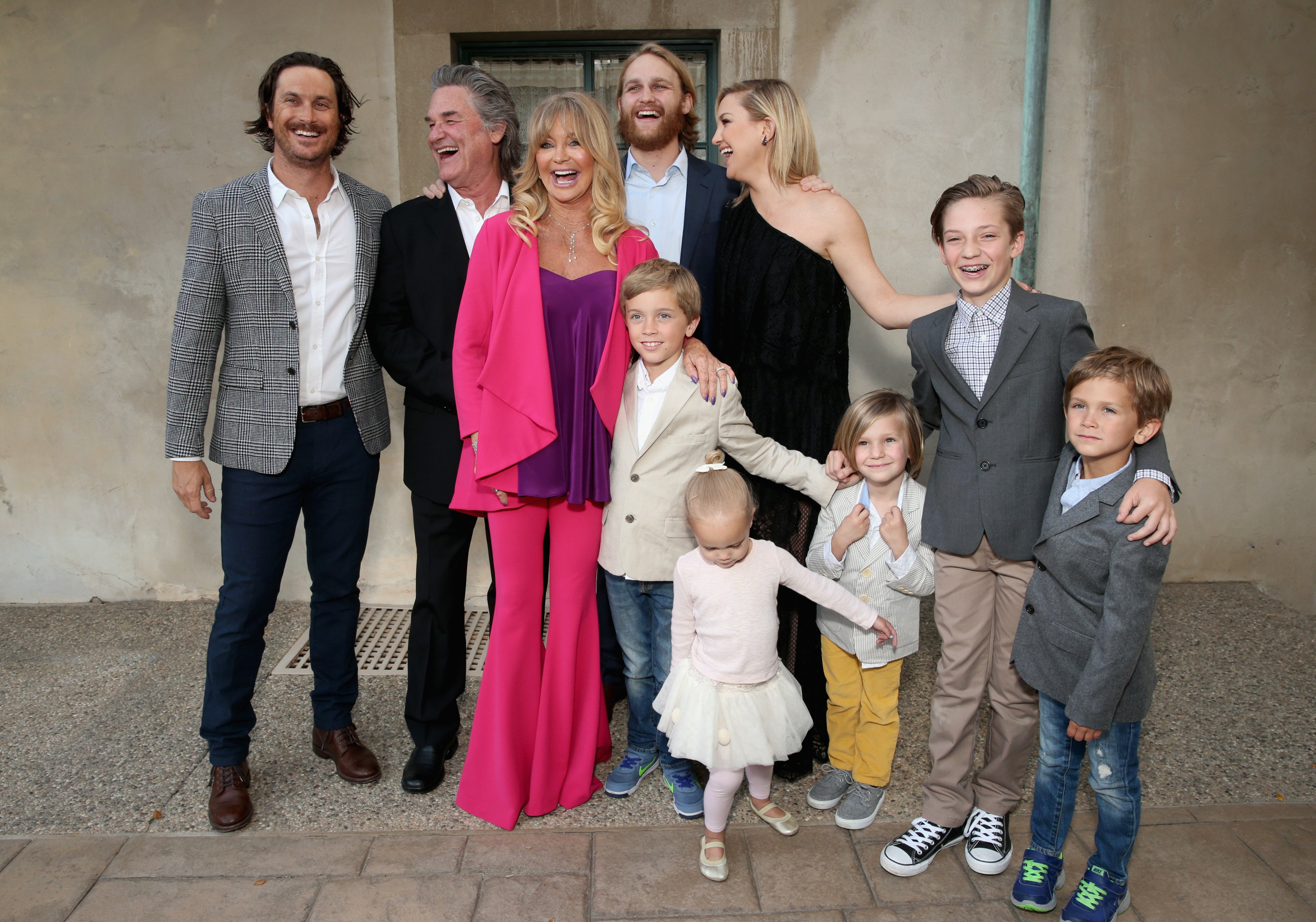 Goldie Hawn, Kurt Russell with their children and some of their grandchildren in Beverly Hills, California, on May 6, 2016. | Source: Getty Images