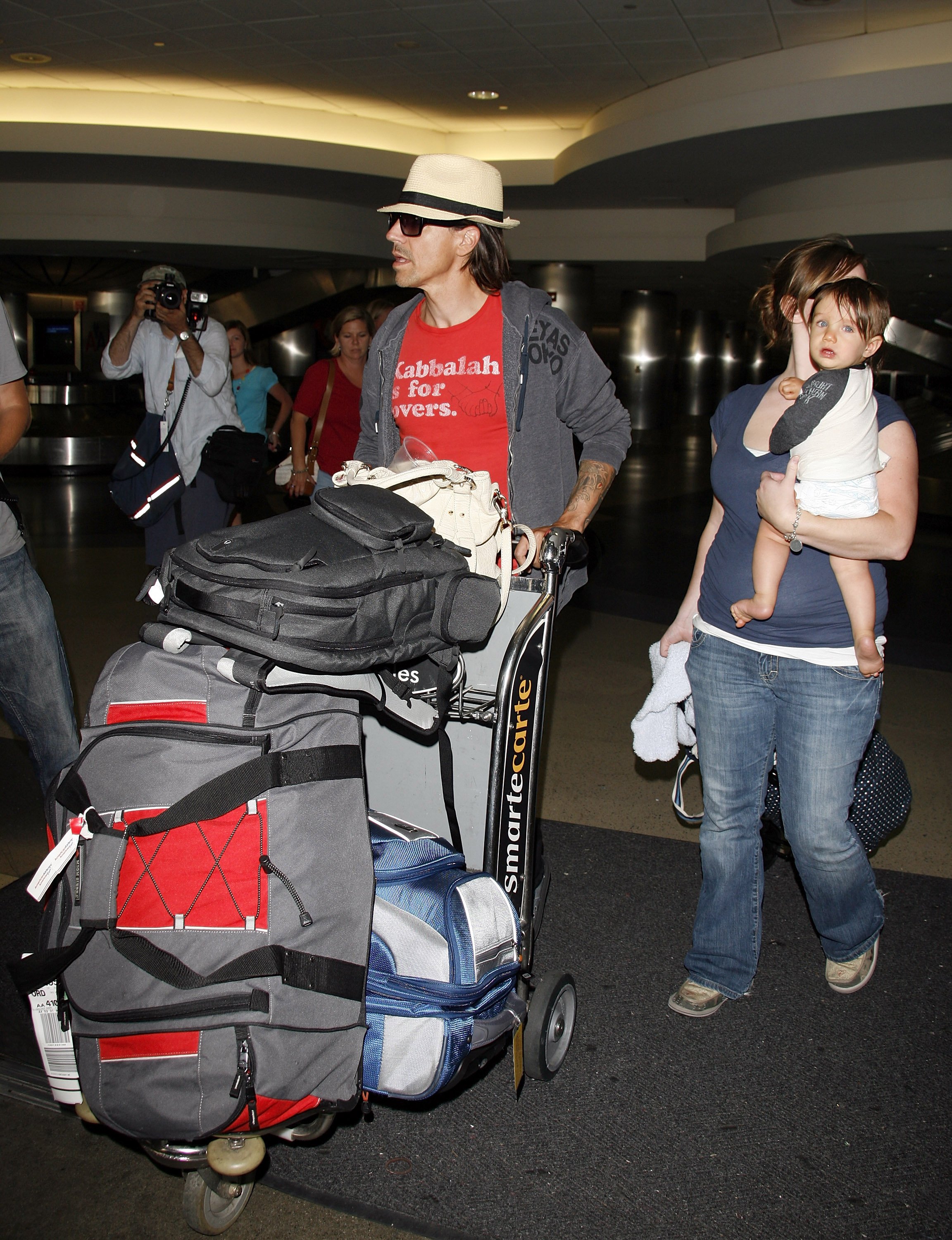 Singer Anthony Kiedis and son Everly Bear Kiedis at LAX Airport on July 20, 2008 in Los Ageles, California. | Source: Getty Images