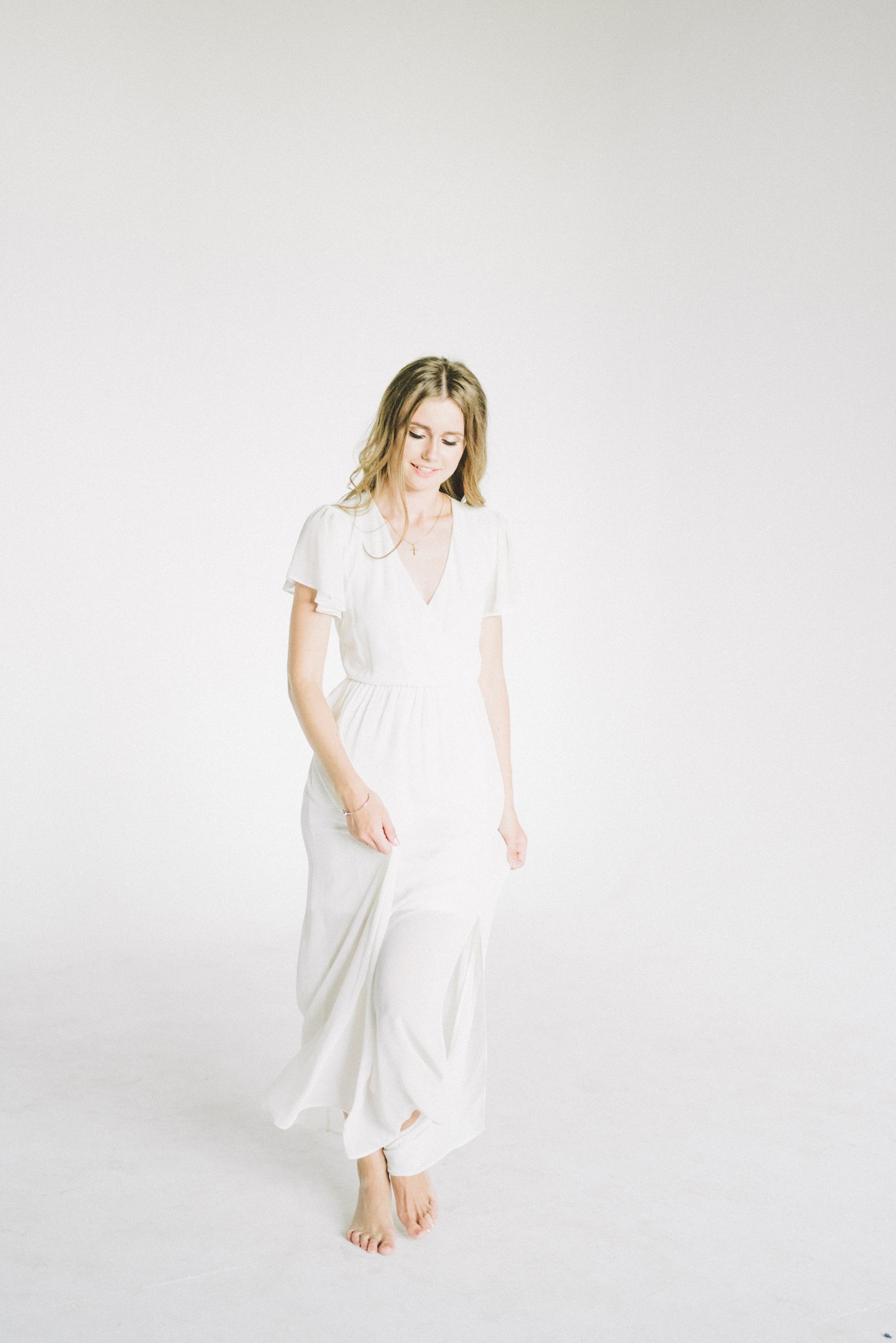 Une femme dans qui porte une robe blanche. | Photo : Getty Images