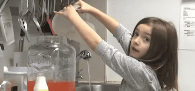 Liza making lemonade to be sold to her customers. | Photo: youtube.com/WBNS 10TV