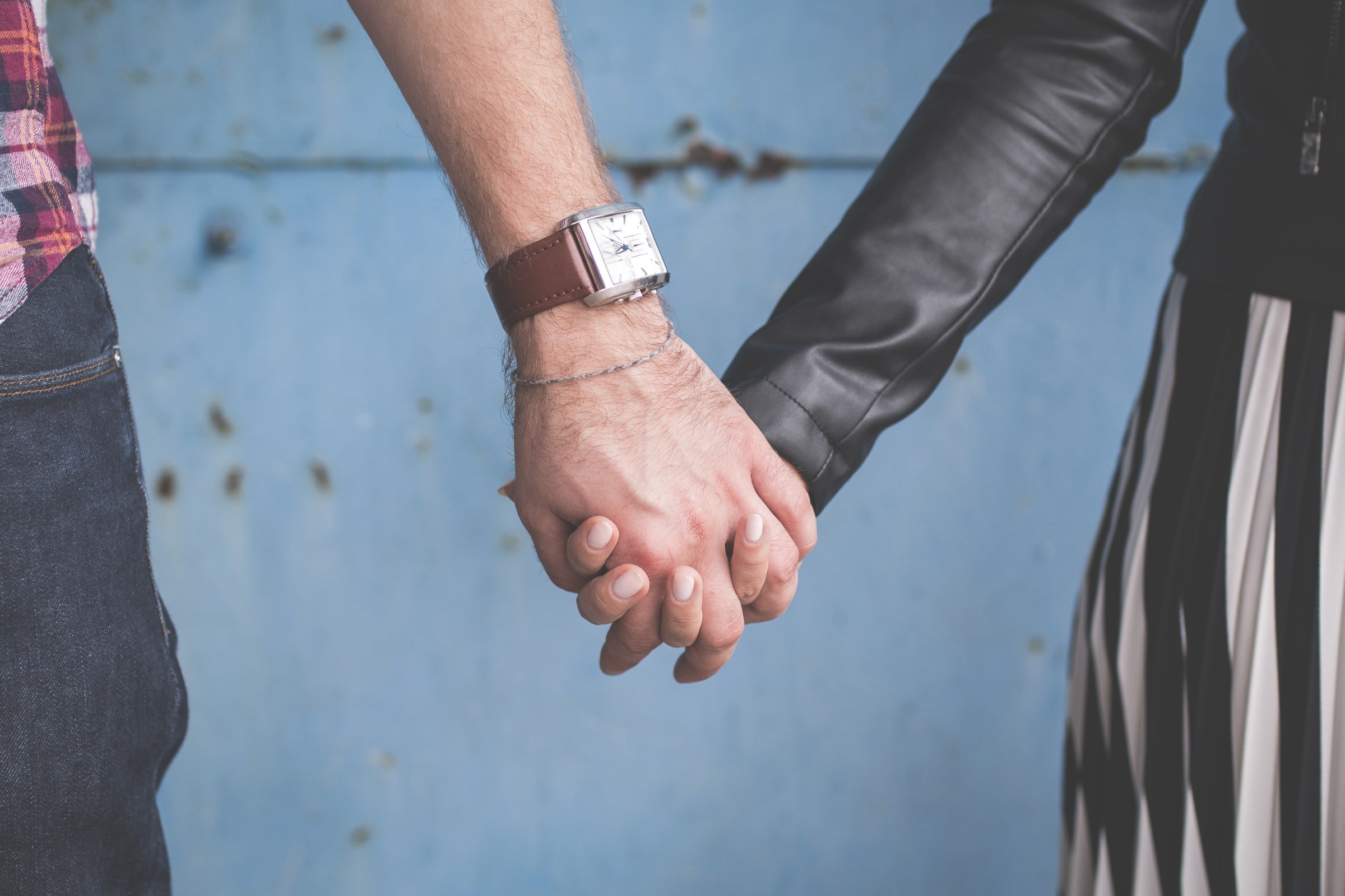 Close-up of a couple holding hands. | Source: Unsplash