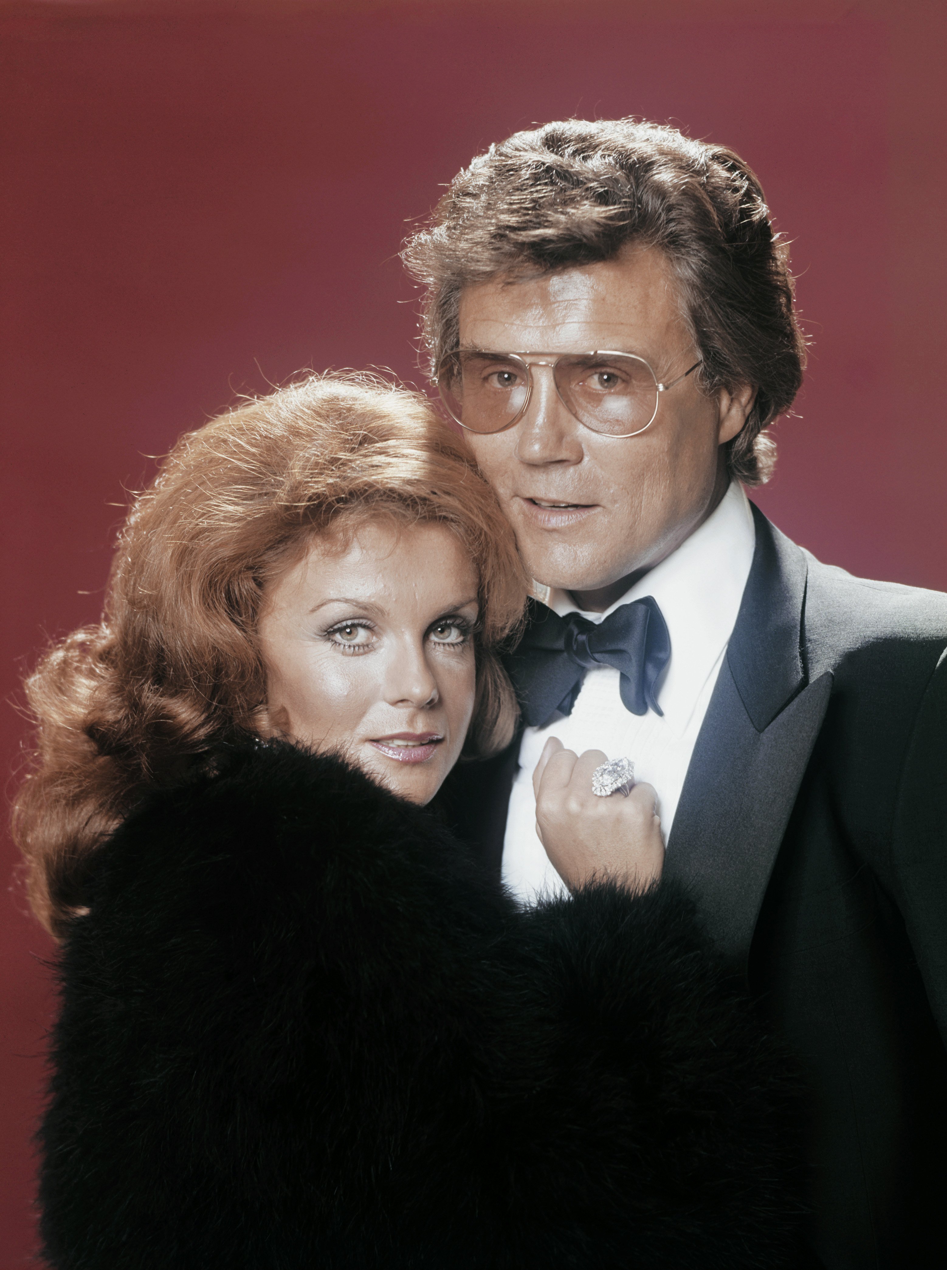 Ann-Margret and husband Roger Smith pose for a photo in 1975 in Los Angeles, California. | Source: Getty Images