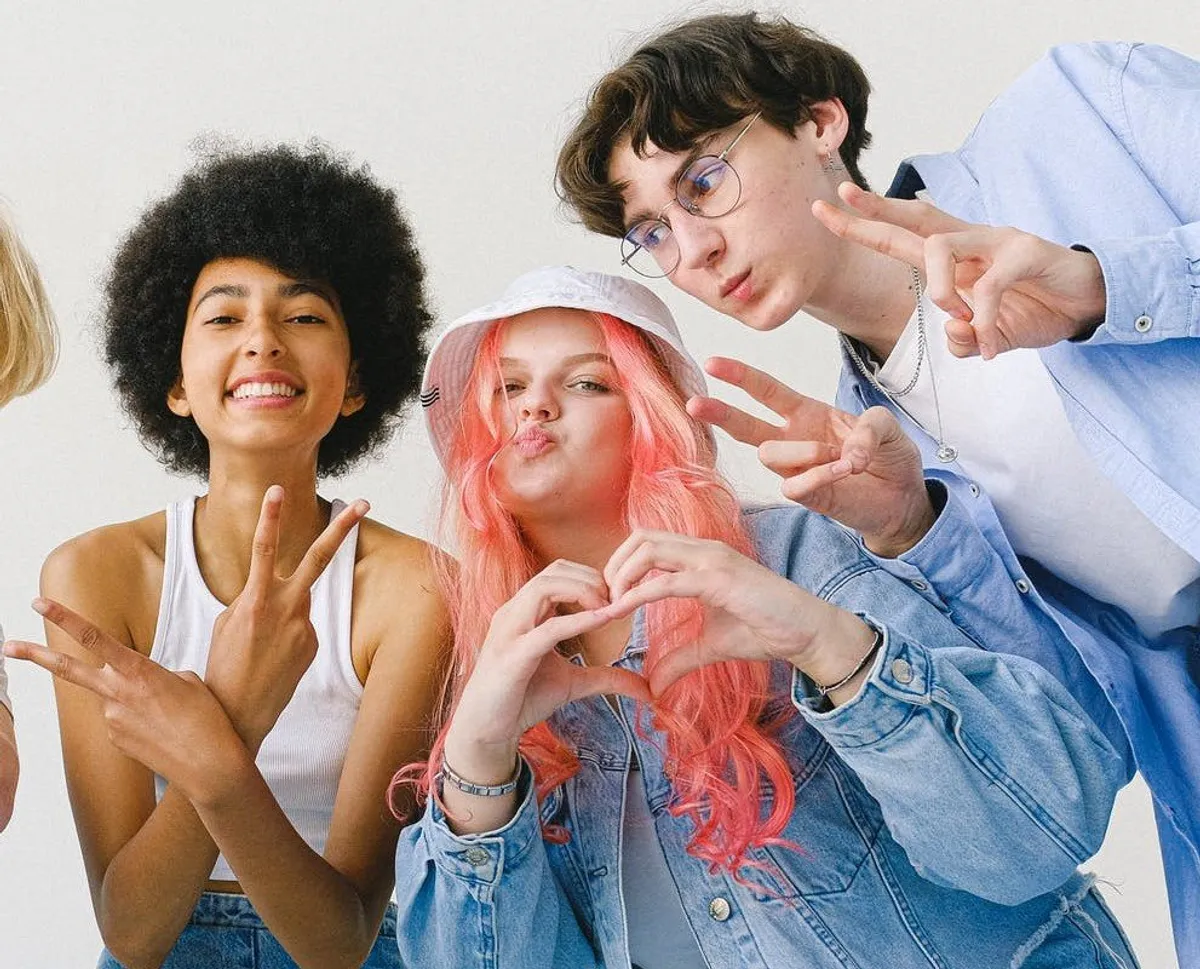 Moqué par d'anciens amis. | Source : Pexels
