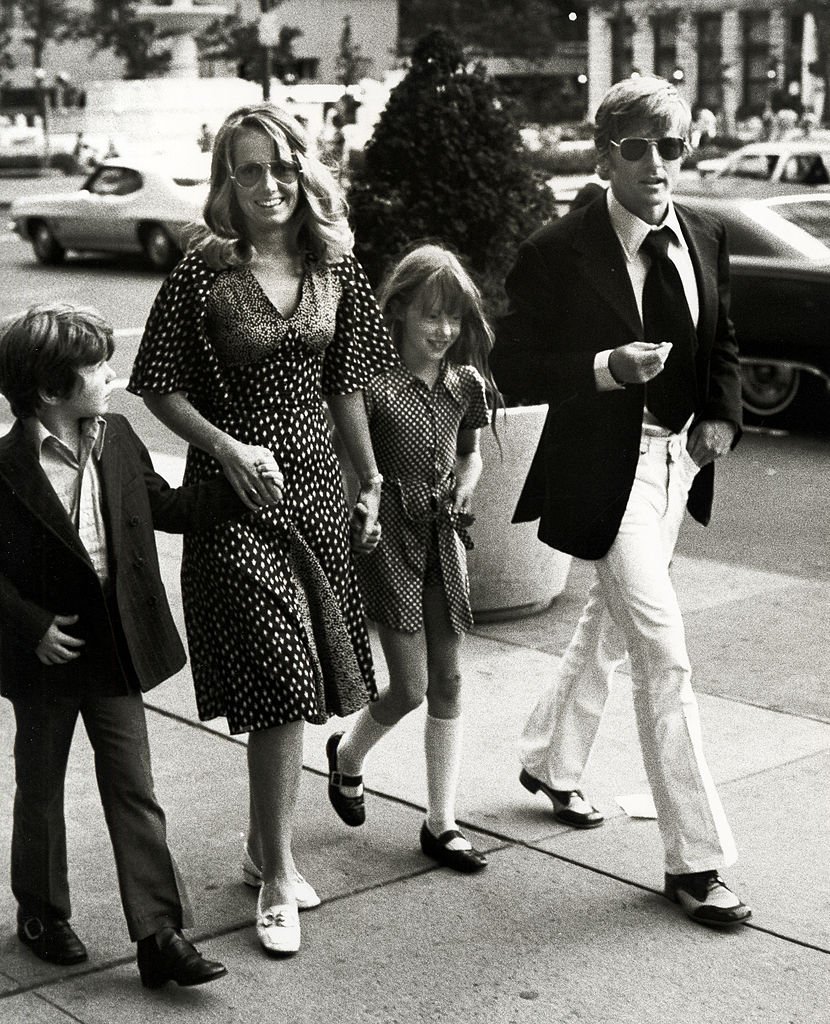 Jamie Redford, Lola van Wagenen, Amy Redford y Robert Redford en 1971. | Foto: Getty Images