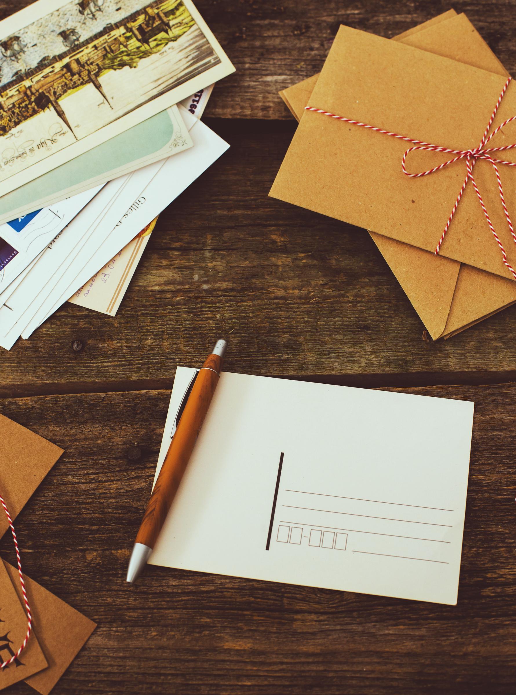 Envelopes on a table | Source: Freepik