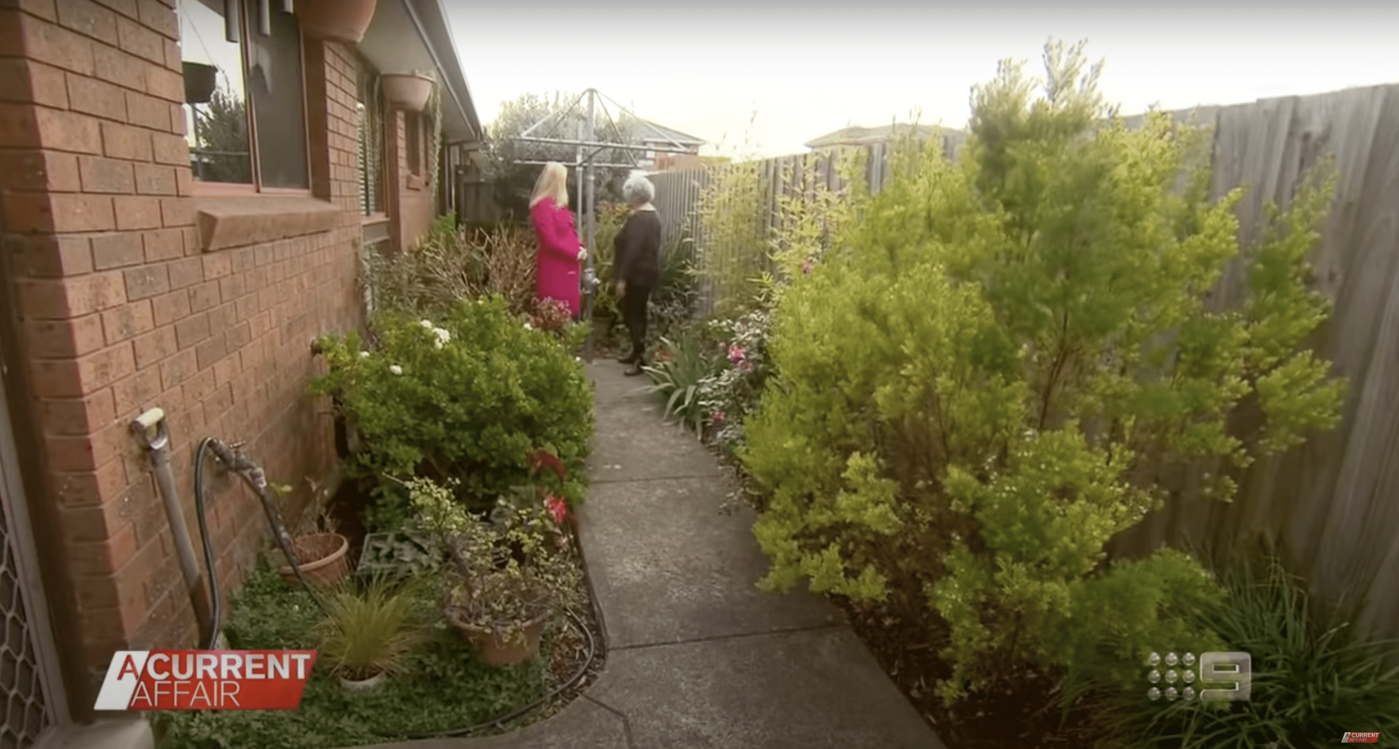 Jane Sayner mit einem Nachrichtenkorrespondenten für "A Current Affair" im Garten ihrer Wohnung in St Albans | Quelle: YouTube.com/A Current Affair