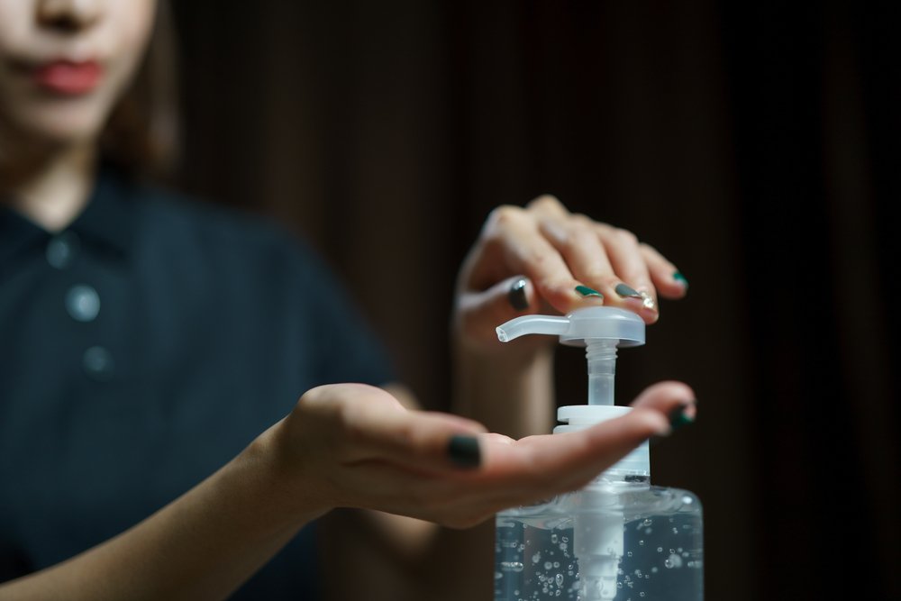 Mujer usando el dispensador de desinfectante de manos. | Foto: Shutterstock Mujer usando el dispensador de desinfectante de manos. | Foto: Shutterstock