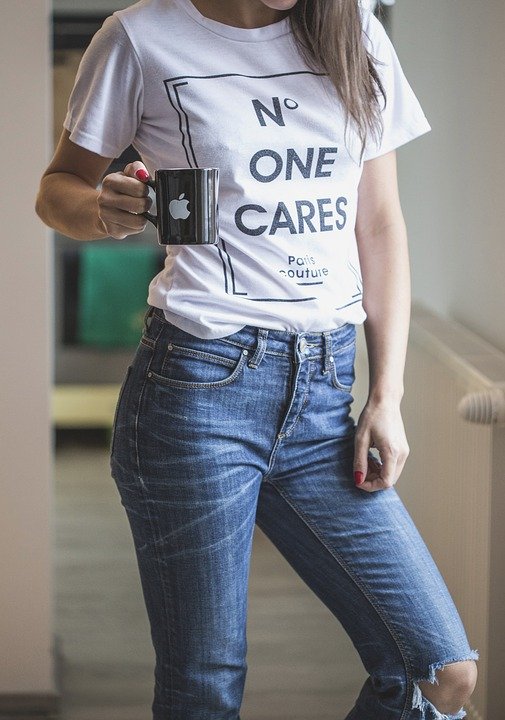 Une femme avec un jean et un T-Shirt blanc. | Photo : Getty Images
