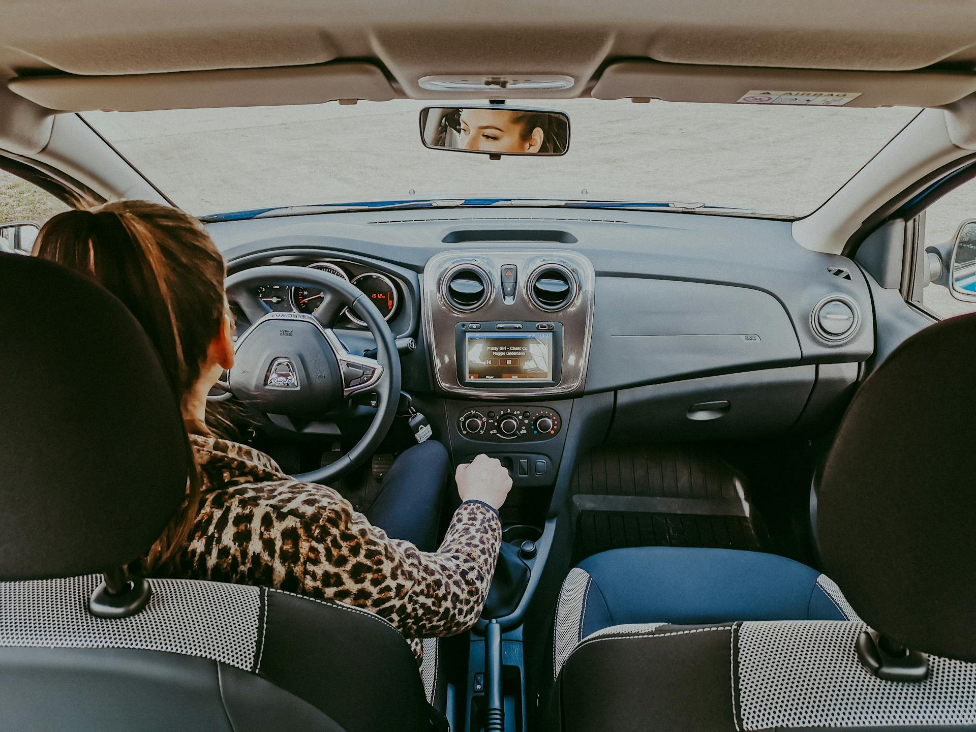 Una mujer conduciendo un coche | Fuente: Pexels