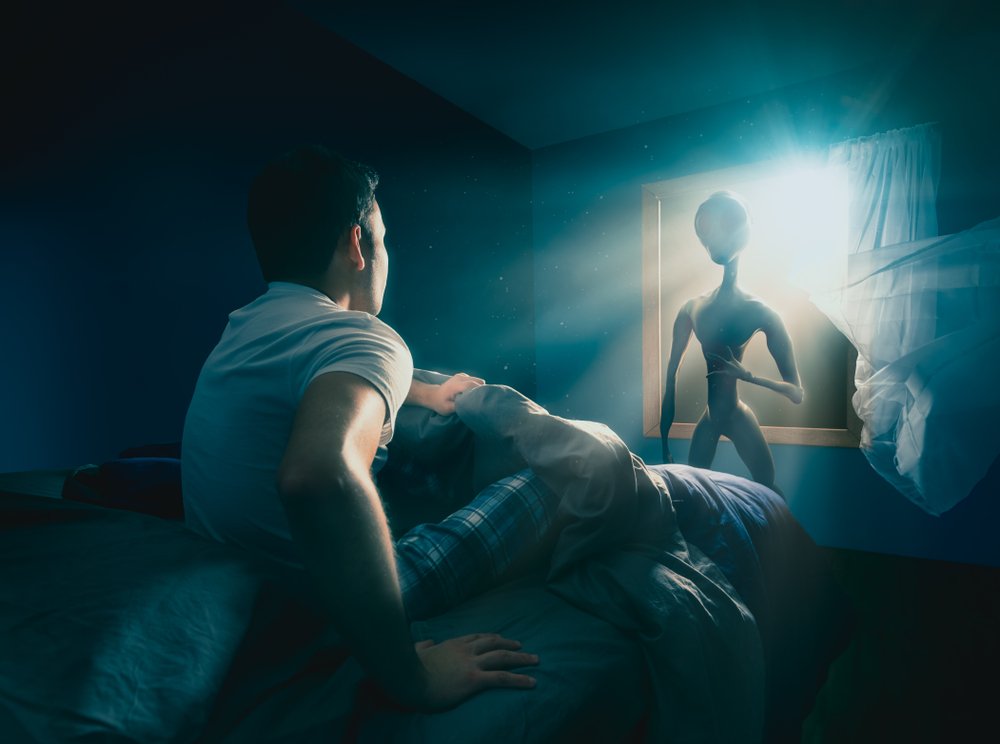 A photo of an alien appearing to a man | Photo: Shutterstock
