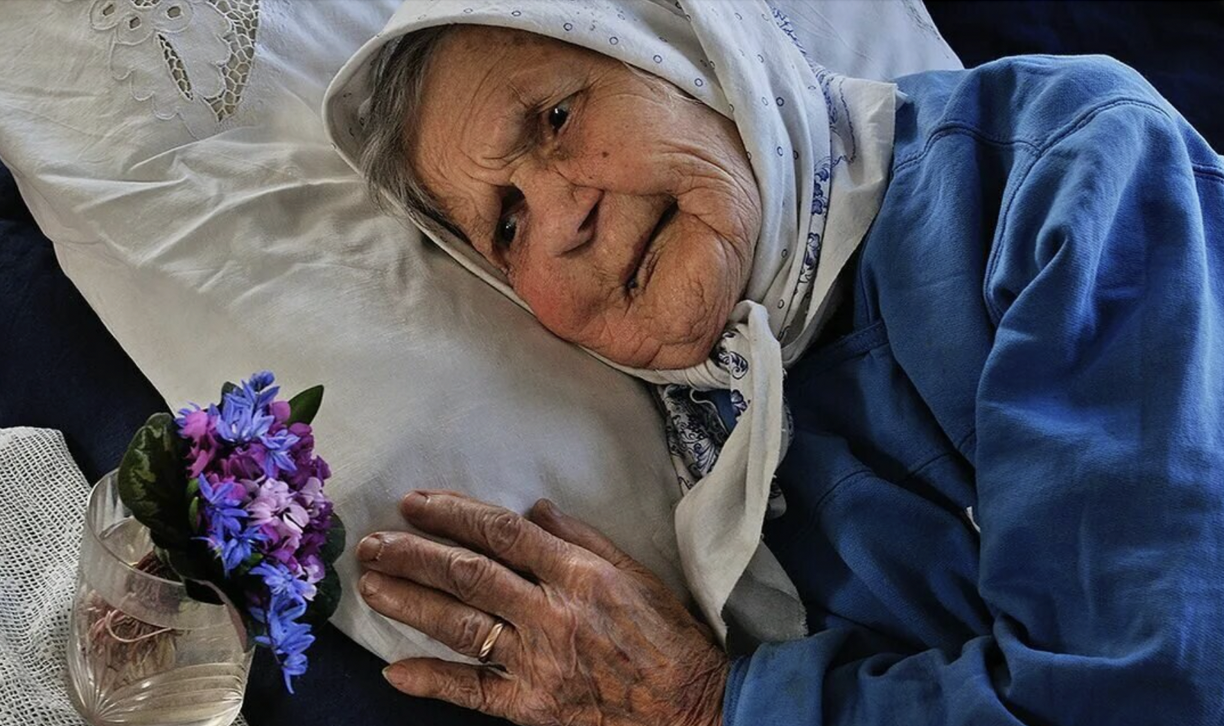Older lady in bed | Source: Shutterstock