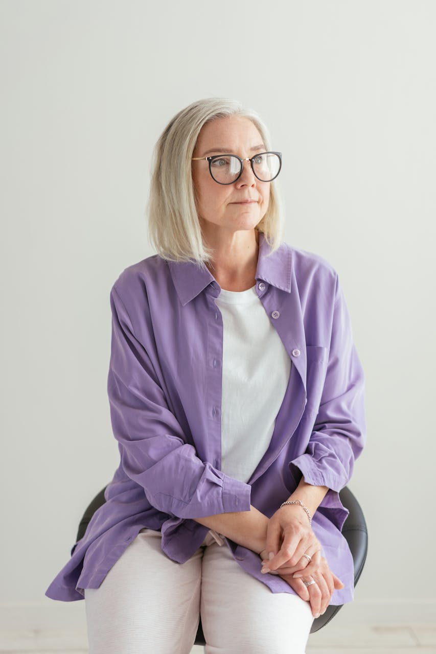 An elderly woman sitting on a chair | Source: Pexels
