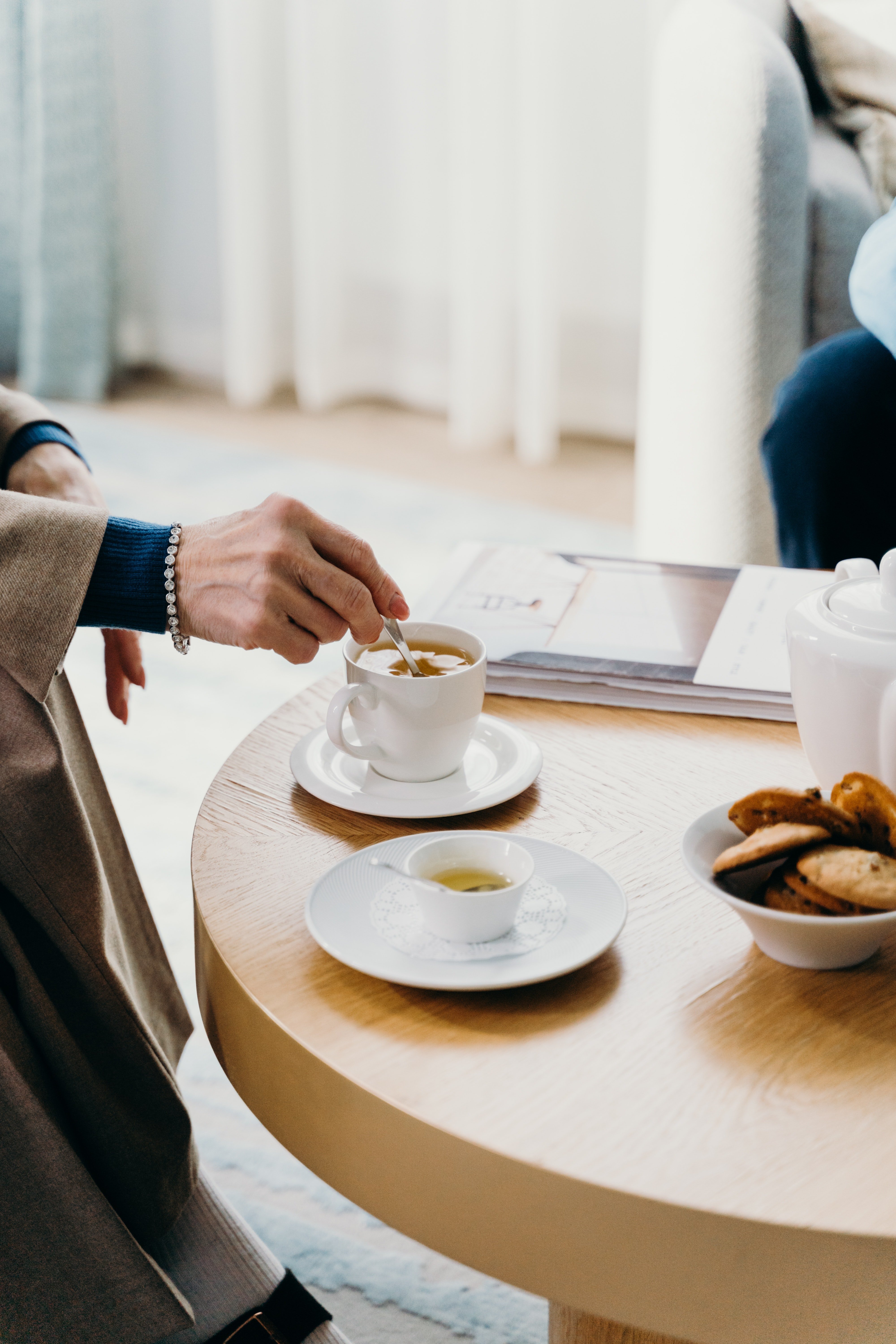 Shirley and Evelyn had a lovely chit-chat session over tea on their first meeting. | Source: Pexels
