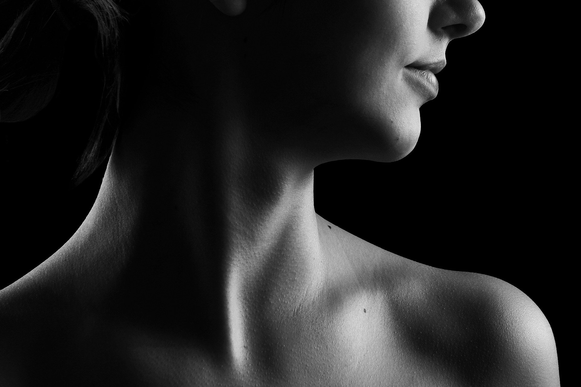 Cuello de mujer en blanco y negro. | Foto: Pixabay
