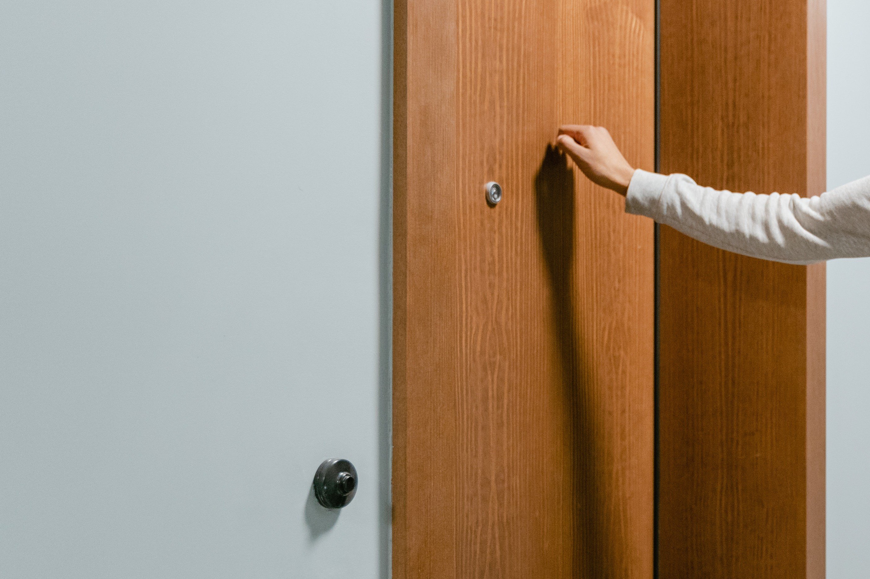 Una persona llamando a una puerta. | Foto: Pexels