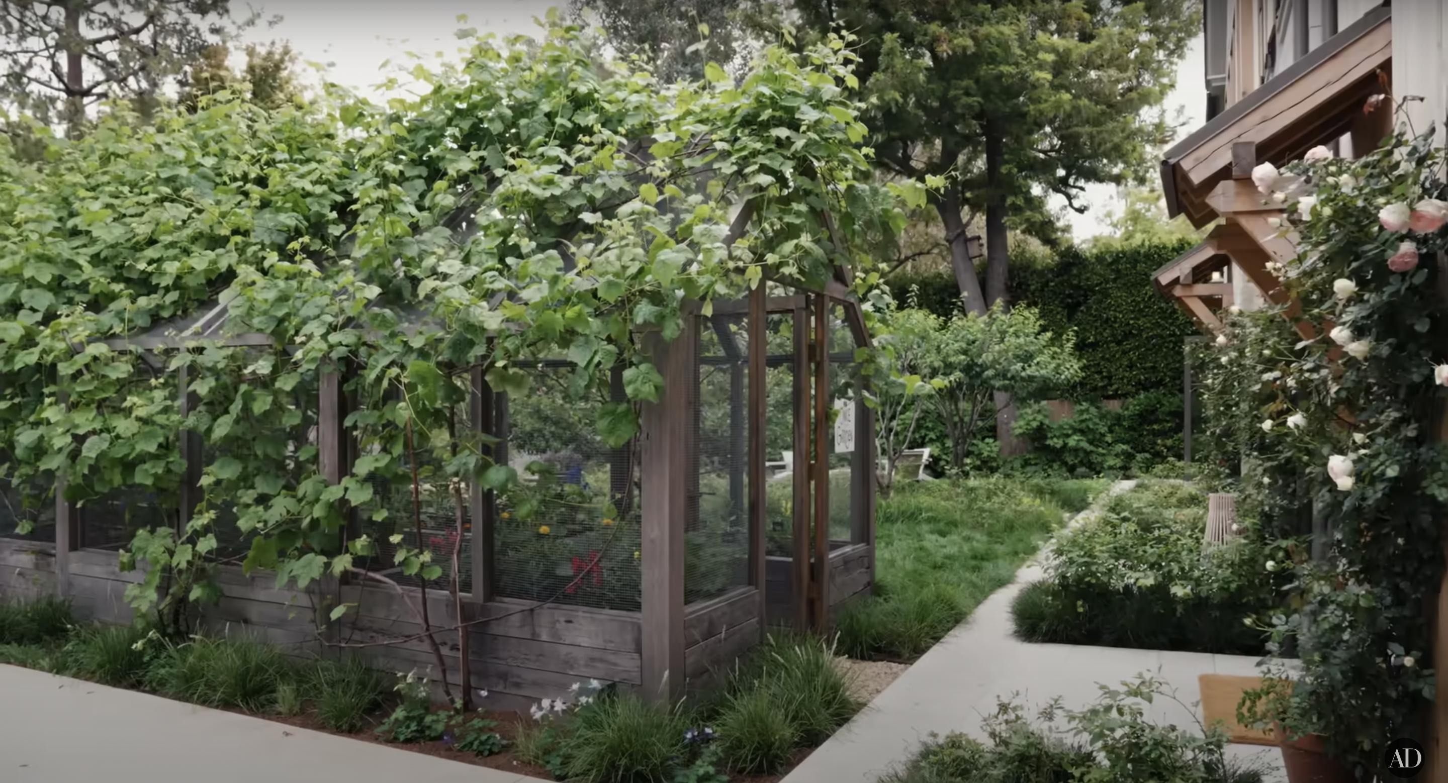 Jennifer Garners orchard, dated September 3, 2024 | Source: YouTube/@Archdigest